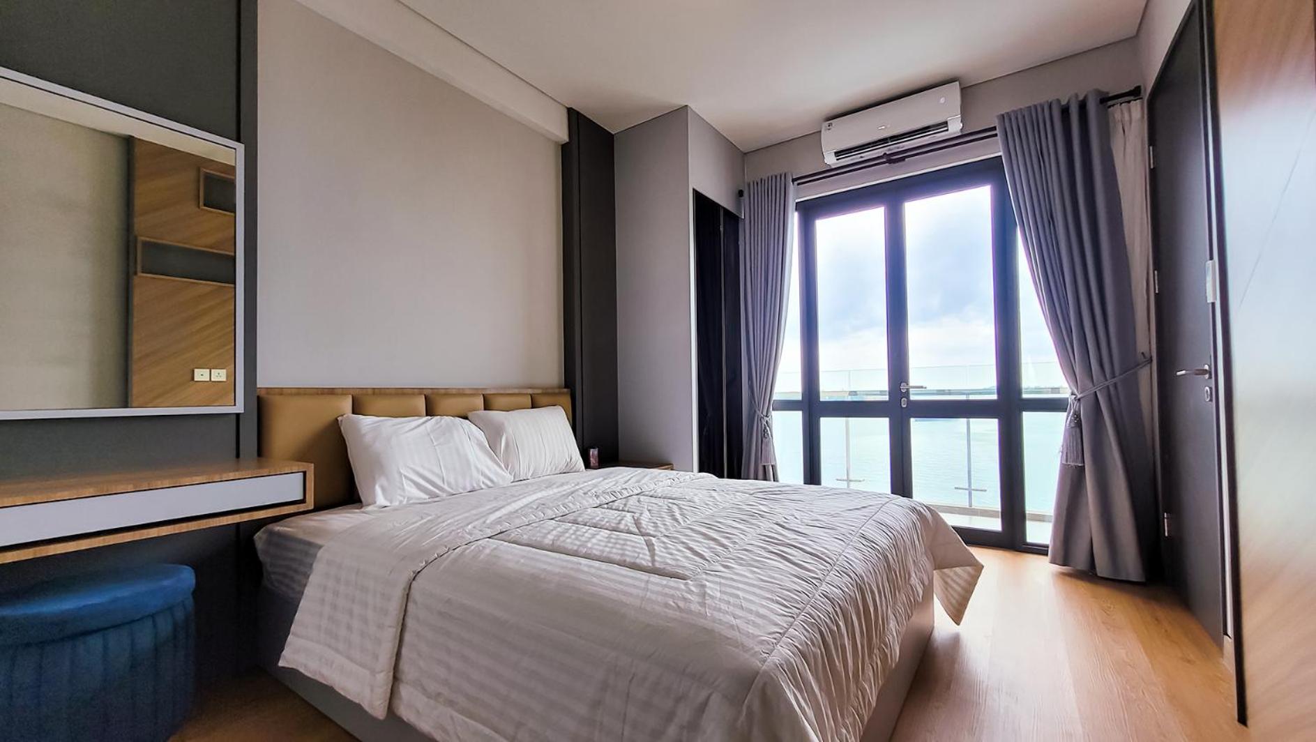 Three-Bedroom Apartment with Sea View - Photo 4