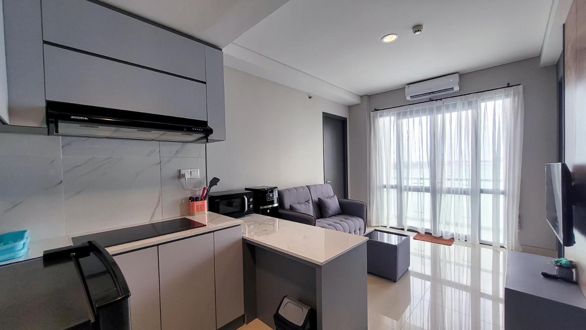 Three-Bedroom Apartment with Sea View - Photo 3