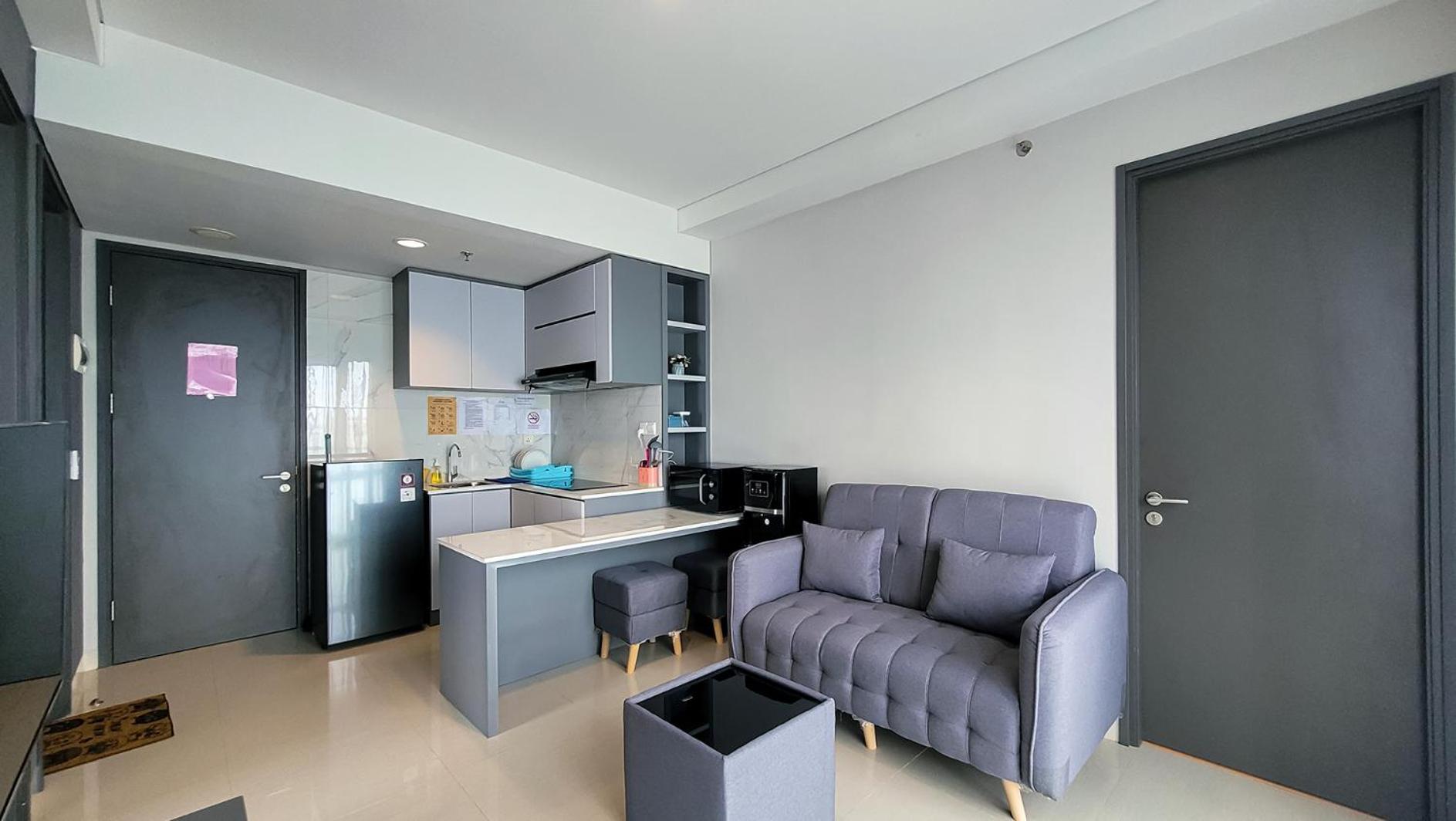 Three-Bedroom Apartment with Sea View - Photo 1