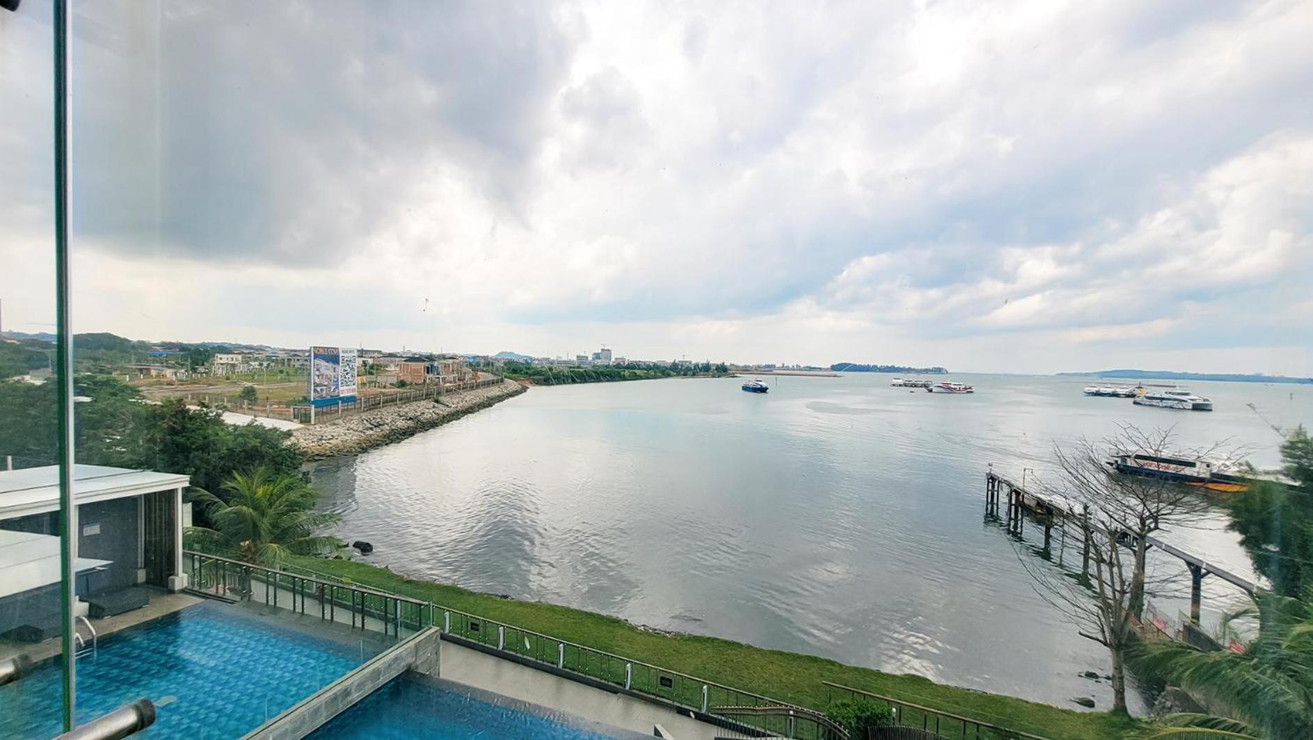 Three-Bedroom Apartment with Sea View - Photo 12