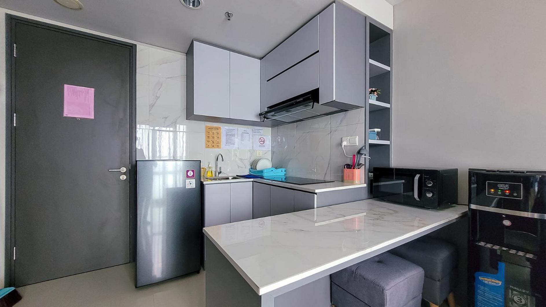 Three-Bedroom Apartment with Sea View - Photo 2