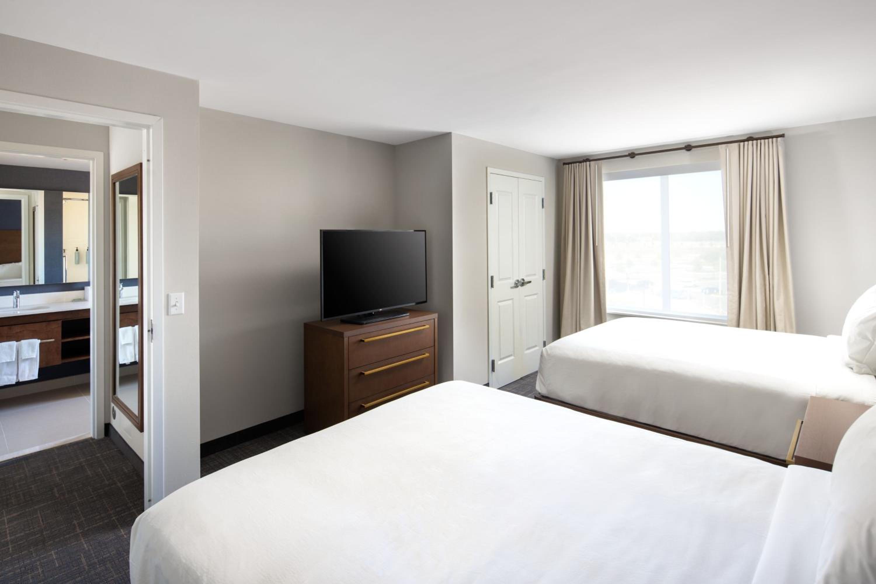 One-Bedroom Suite with Two Queen Beds and Sofa Bed - Photo 12