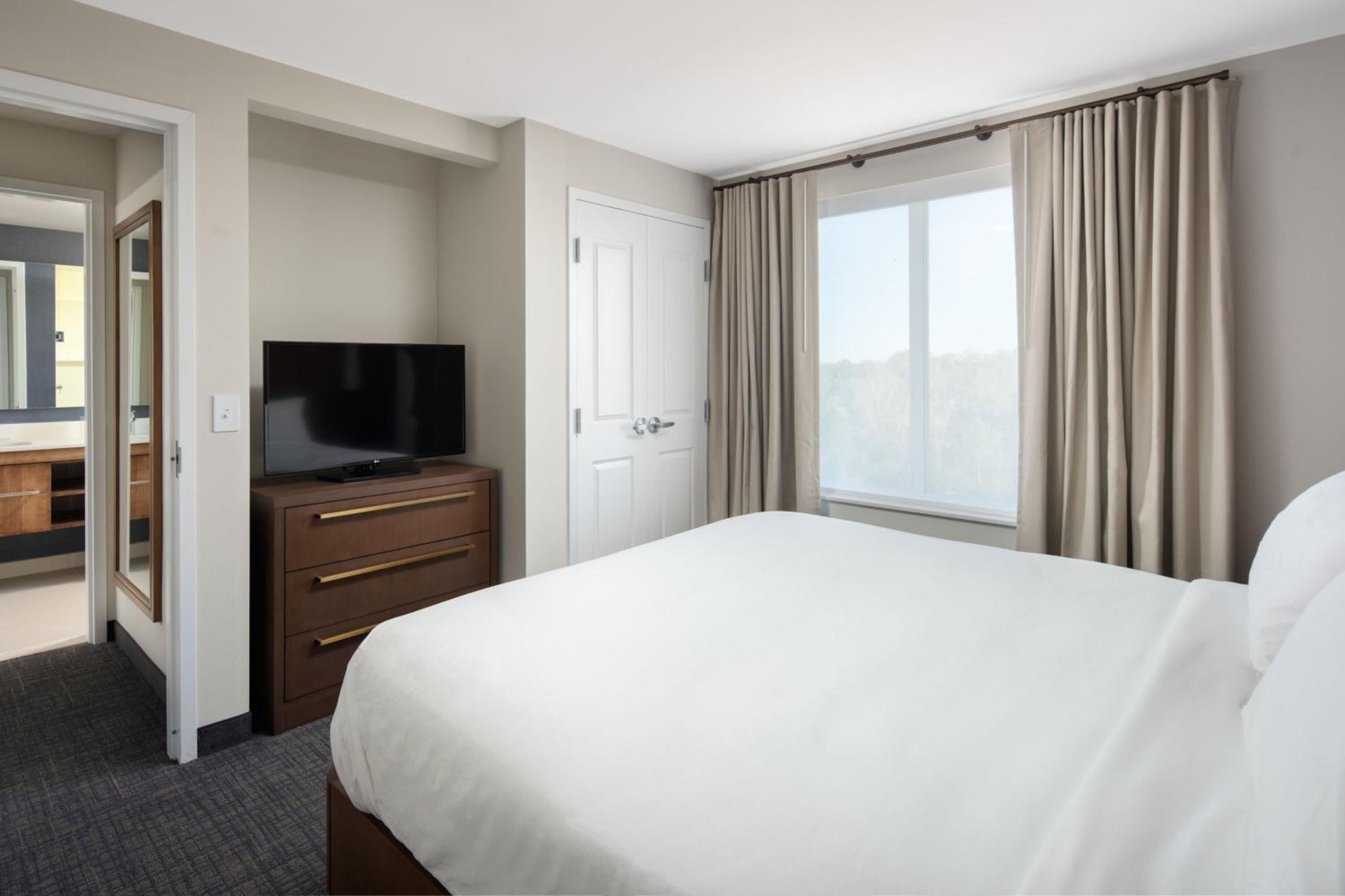 One-Bedroom King Suite with Sofa Bed - Photo 3