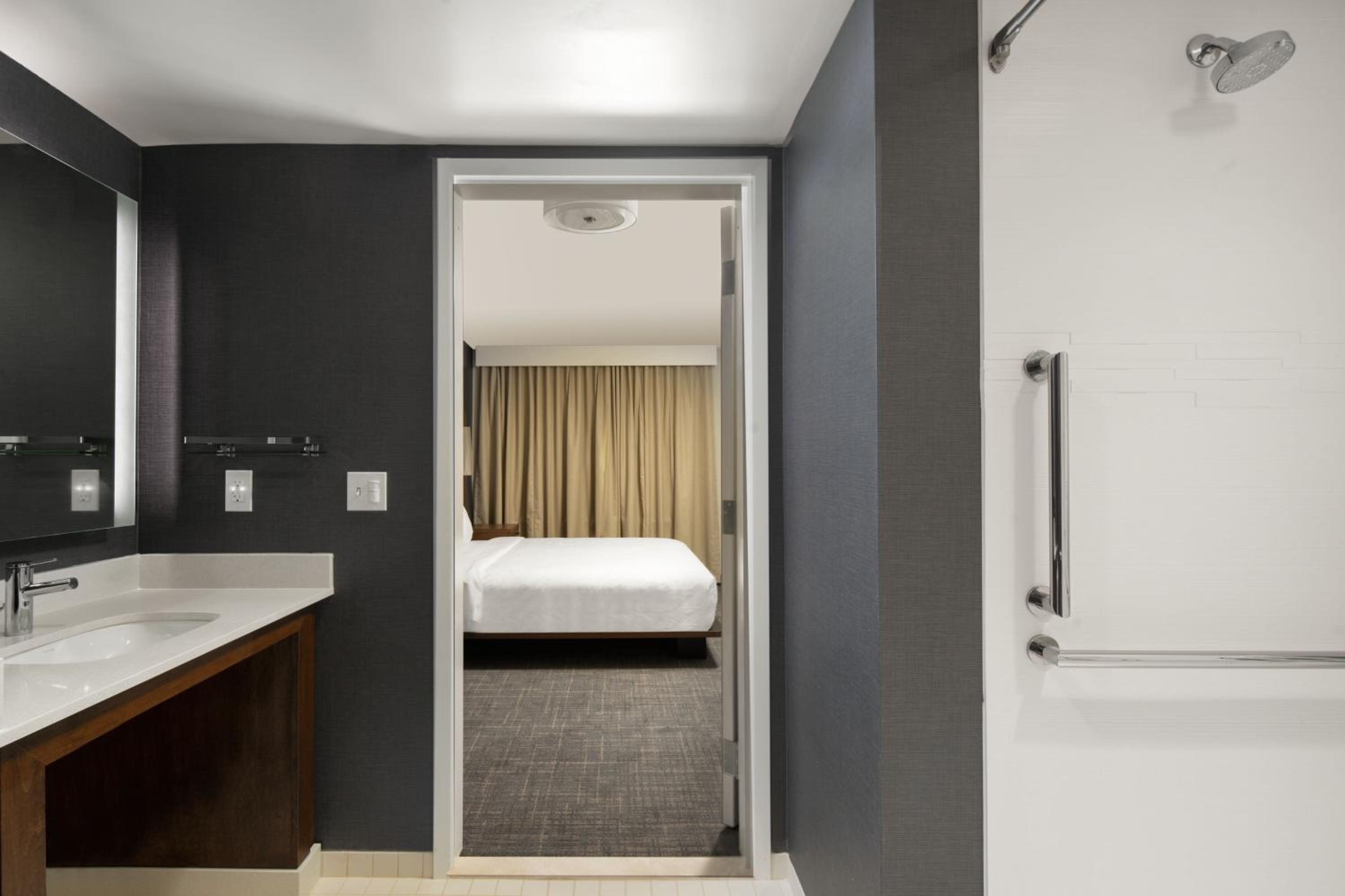 One-Bedroom Suite with Two Queen Beds and Sofa Bed - Photo 4