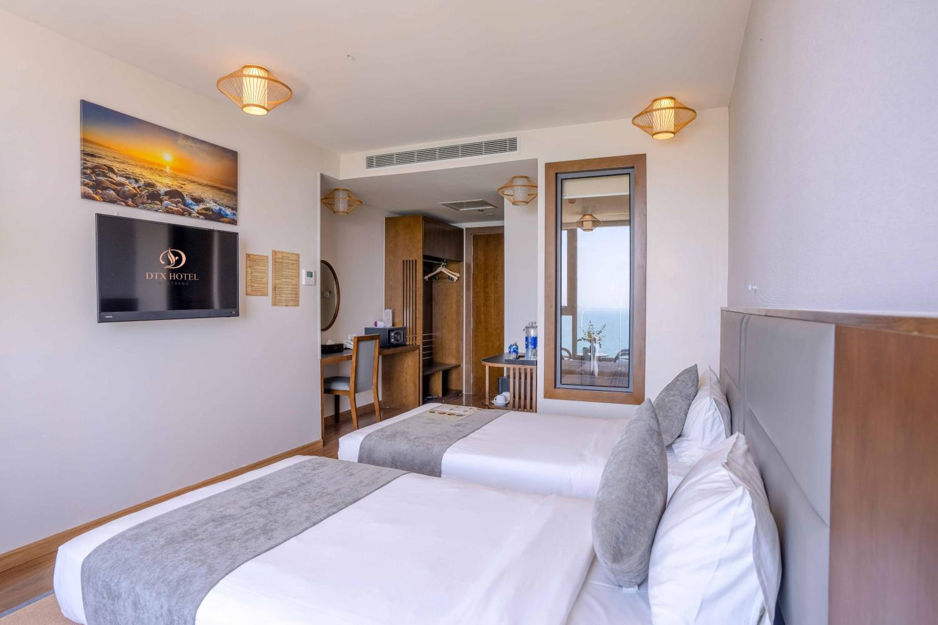 Deluxe Double or Twin Room with Sea View - Photo 16