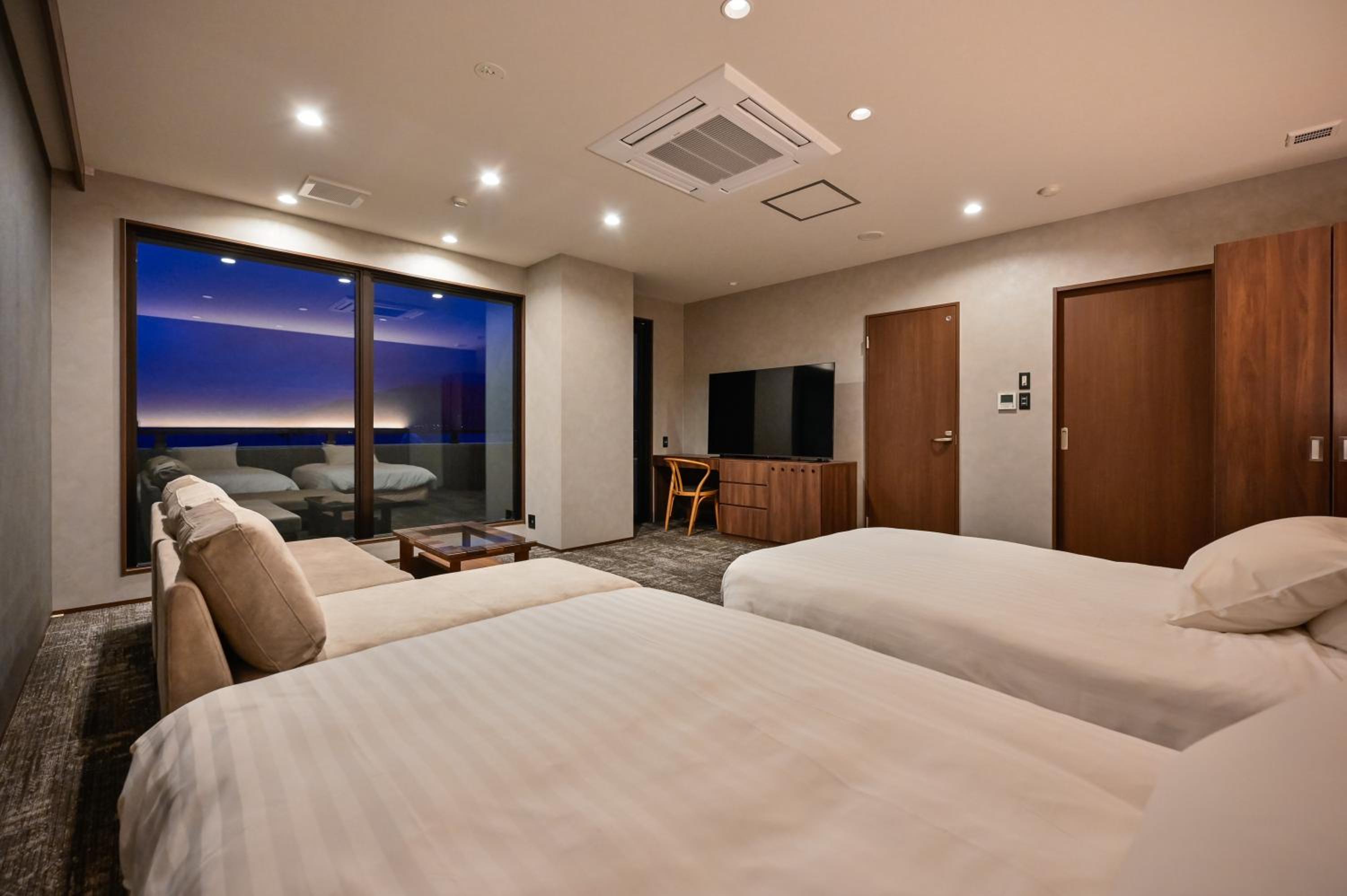 Superior Twin Room with Sea View - Photo 4