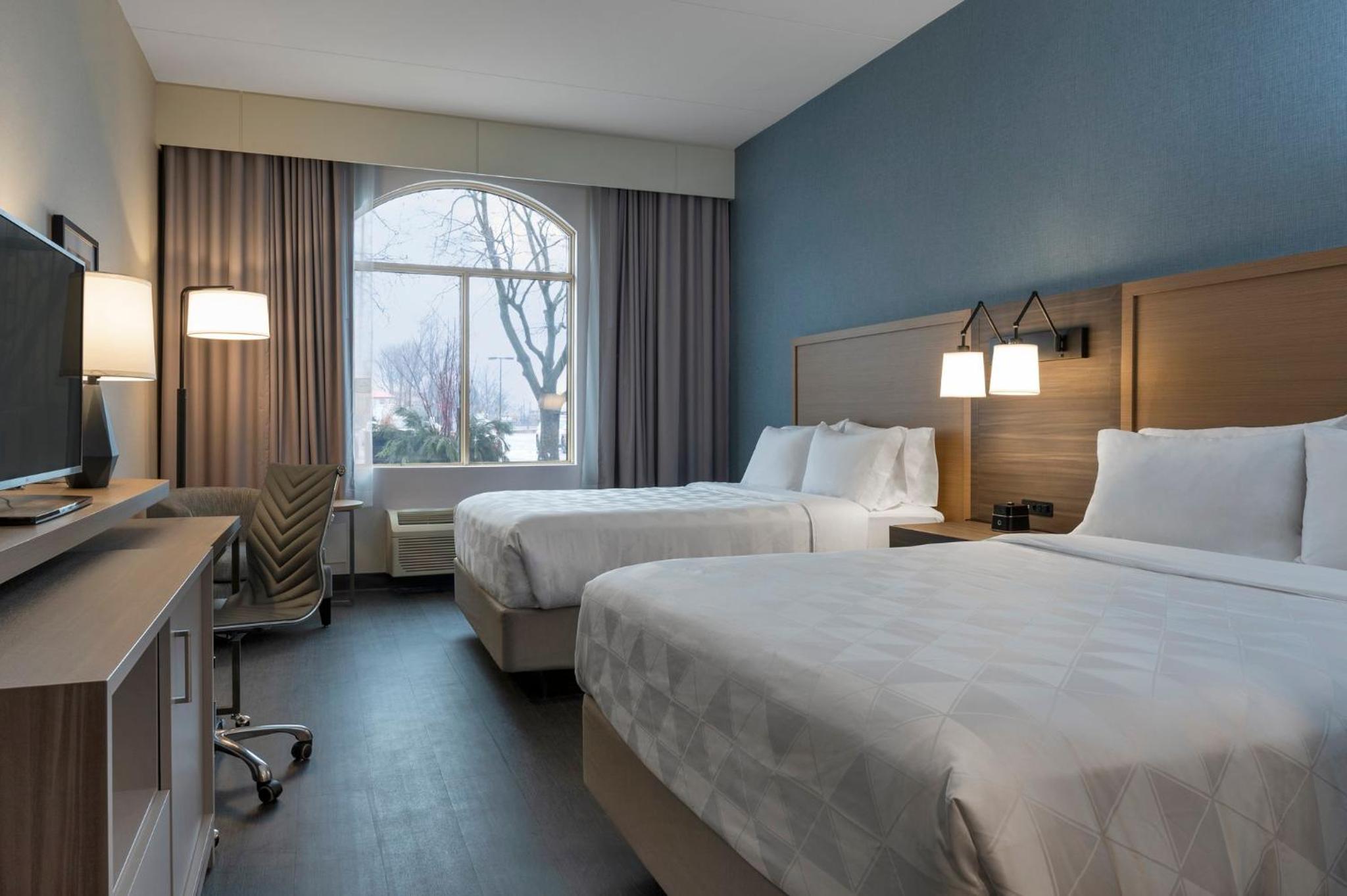 Standard Queen Room with Two Queen Beds - Pet Friendly/Ground Floor - Photo 2