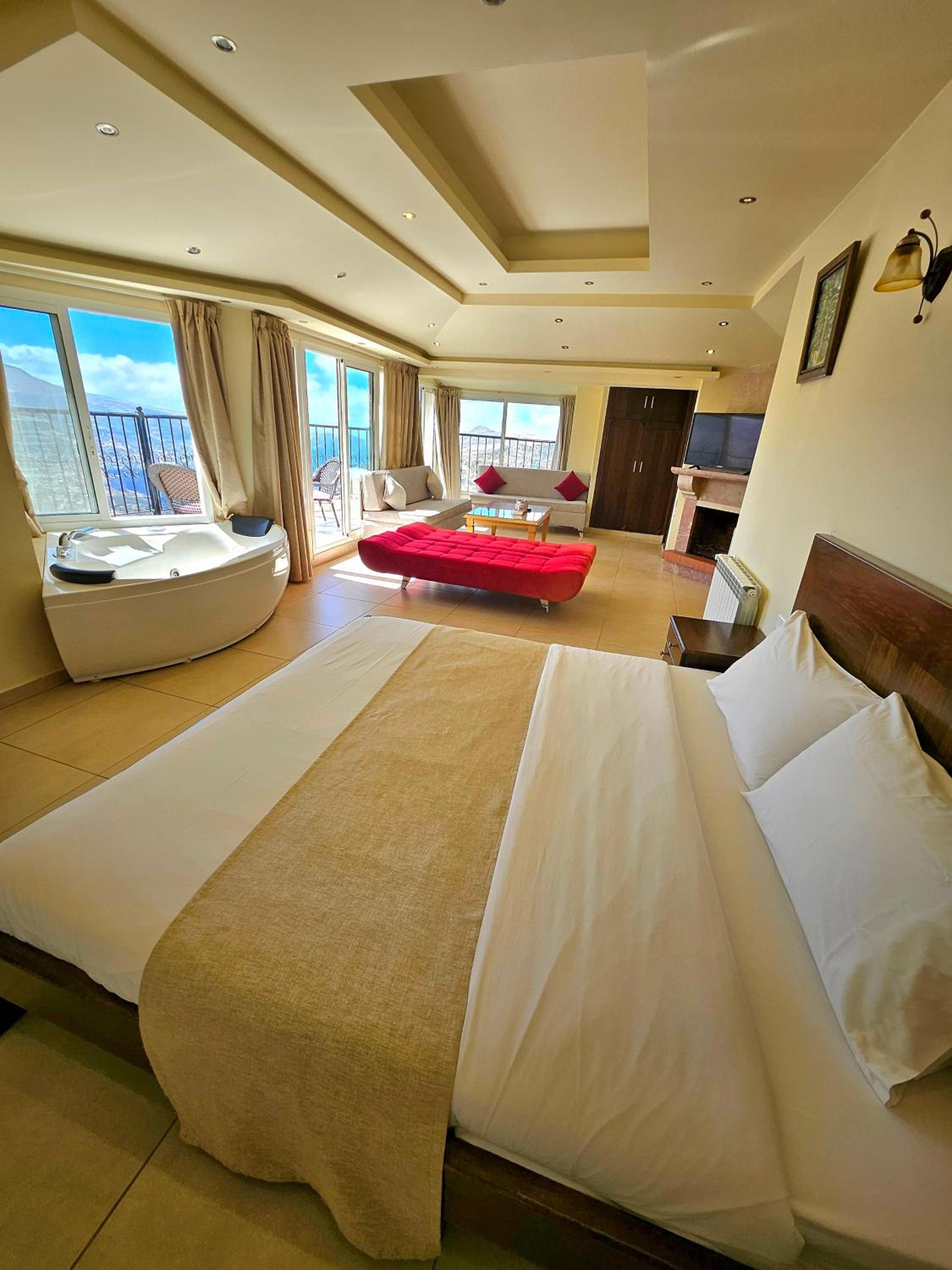 Deluxe Suite with Spa Bath photo 1