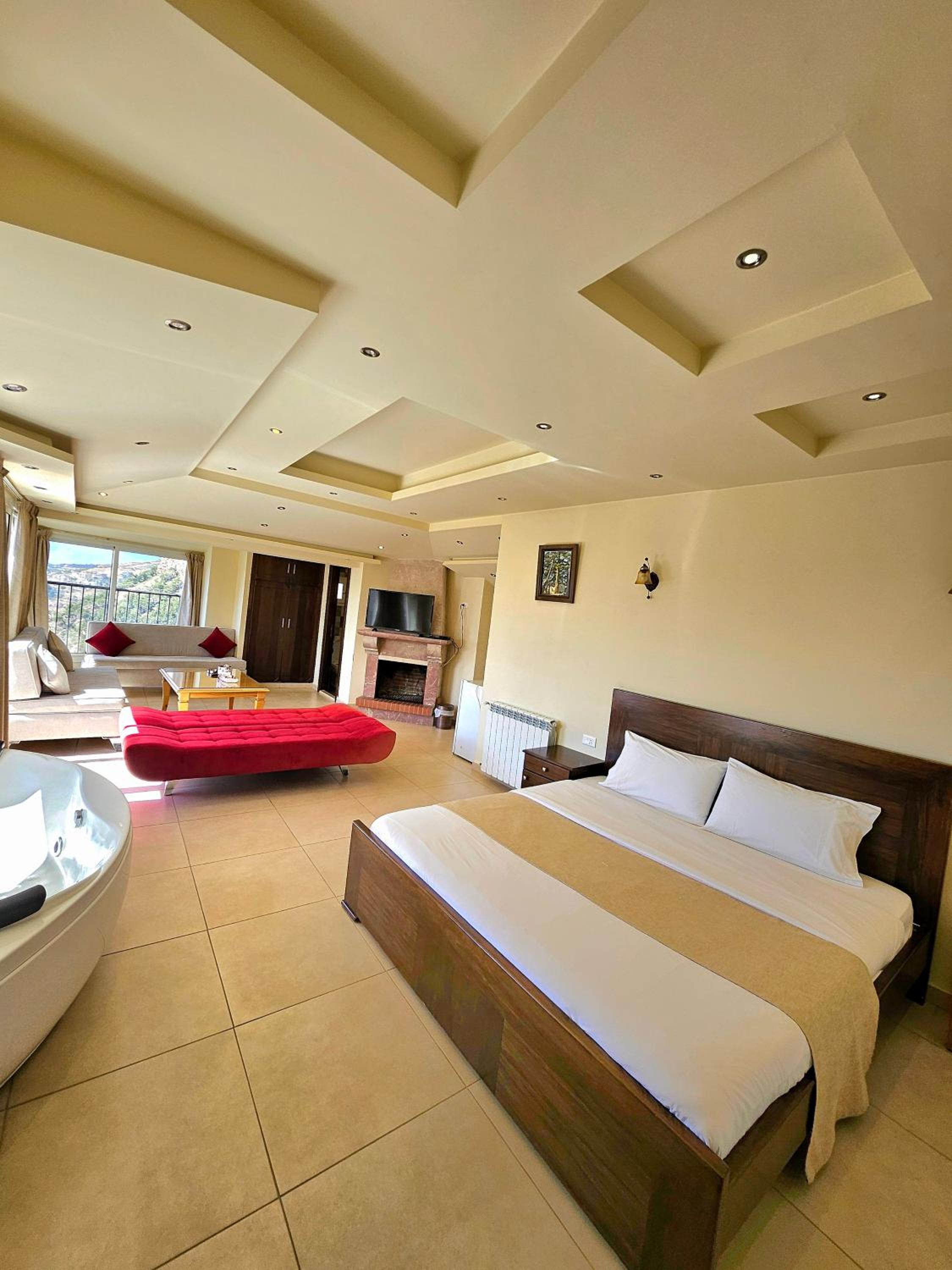 Deluxe Suite with Spa Bath photo 2