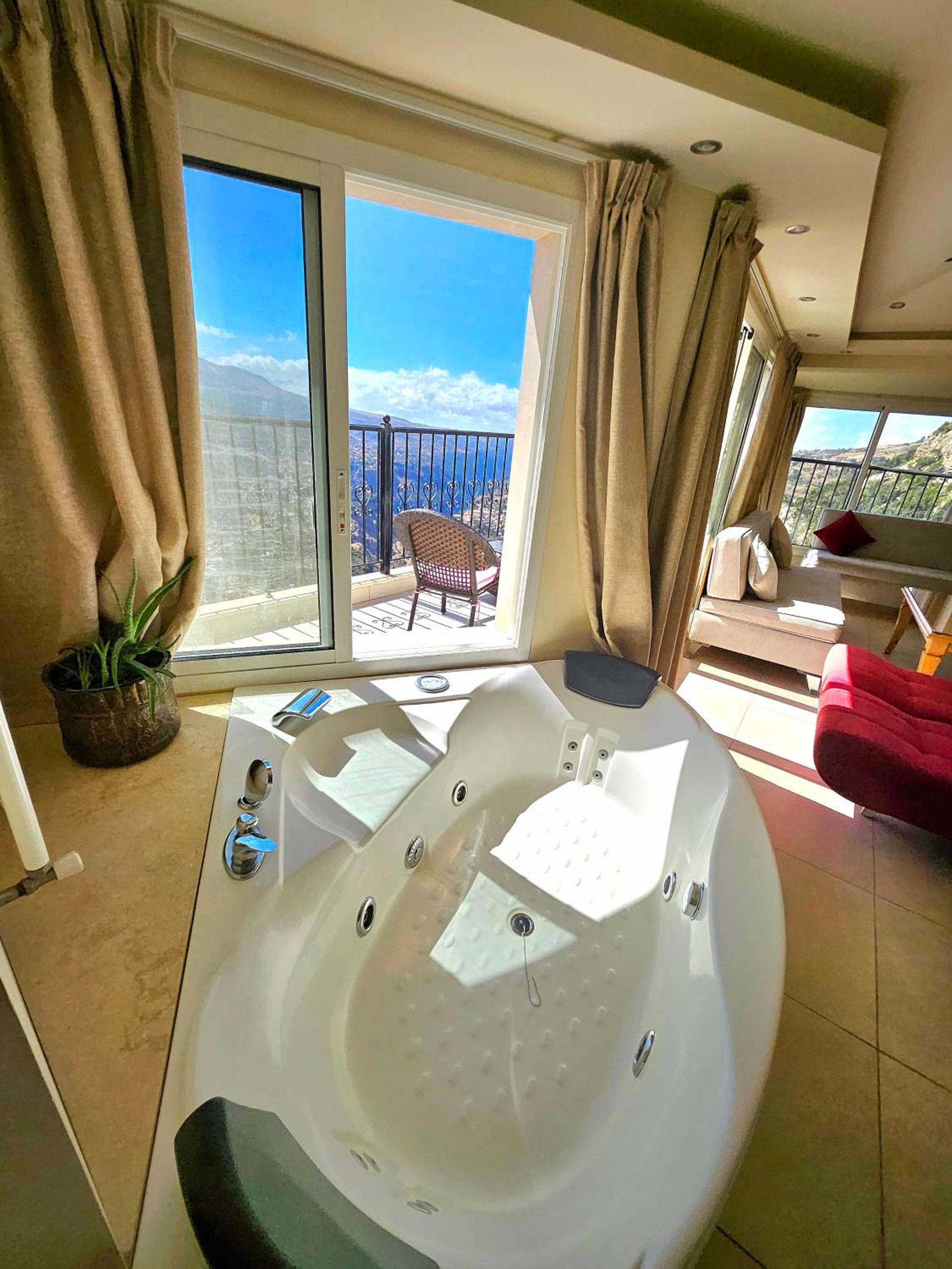 Deluxe Suite with Spa Bath photo 3