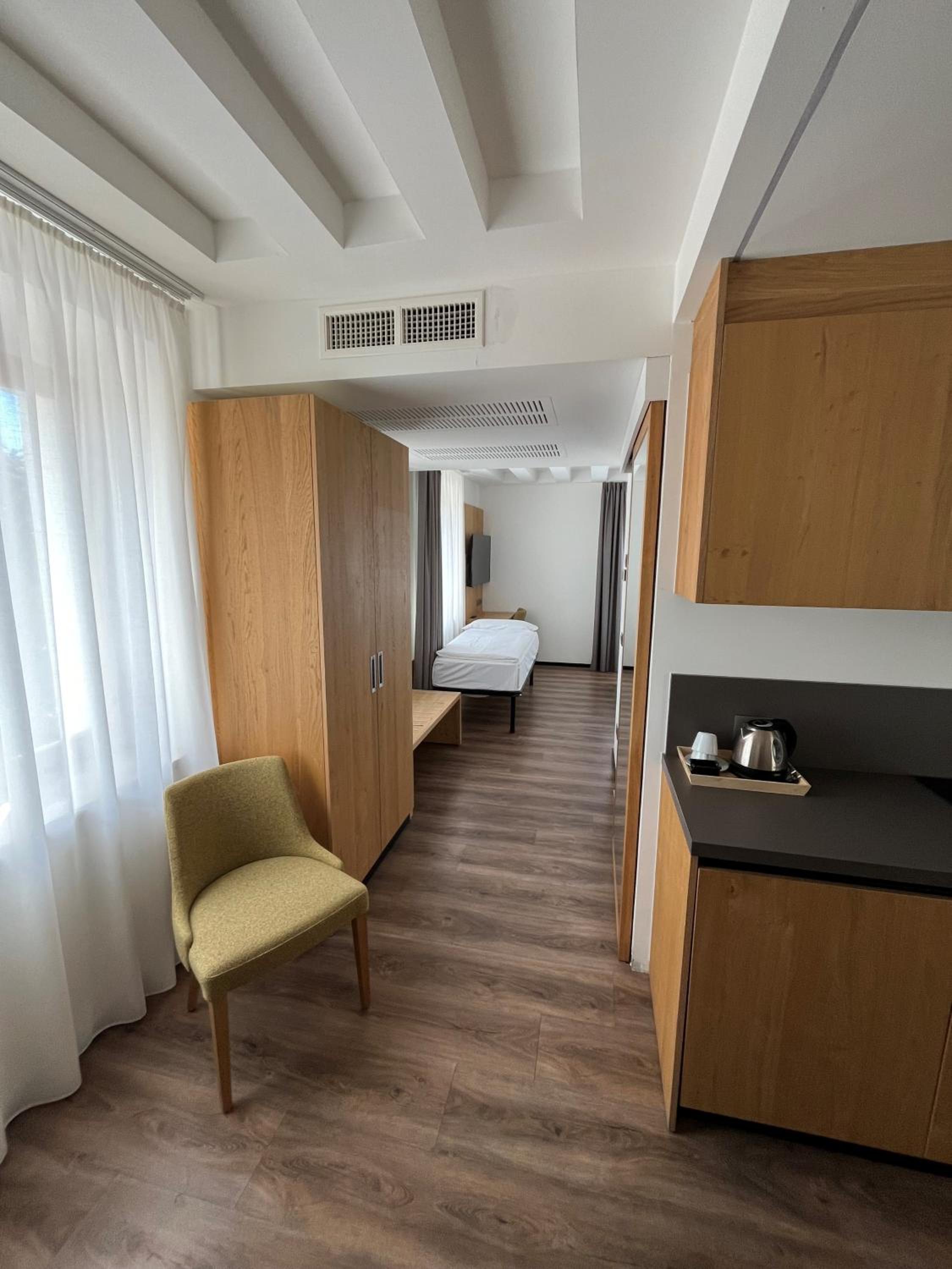 One-Bedroom Apartment with Lake View