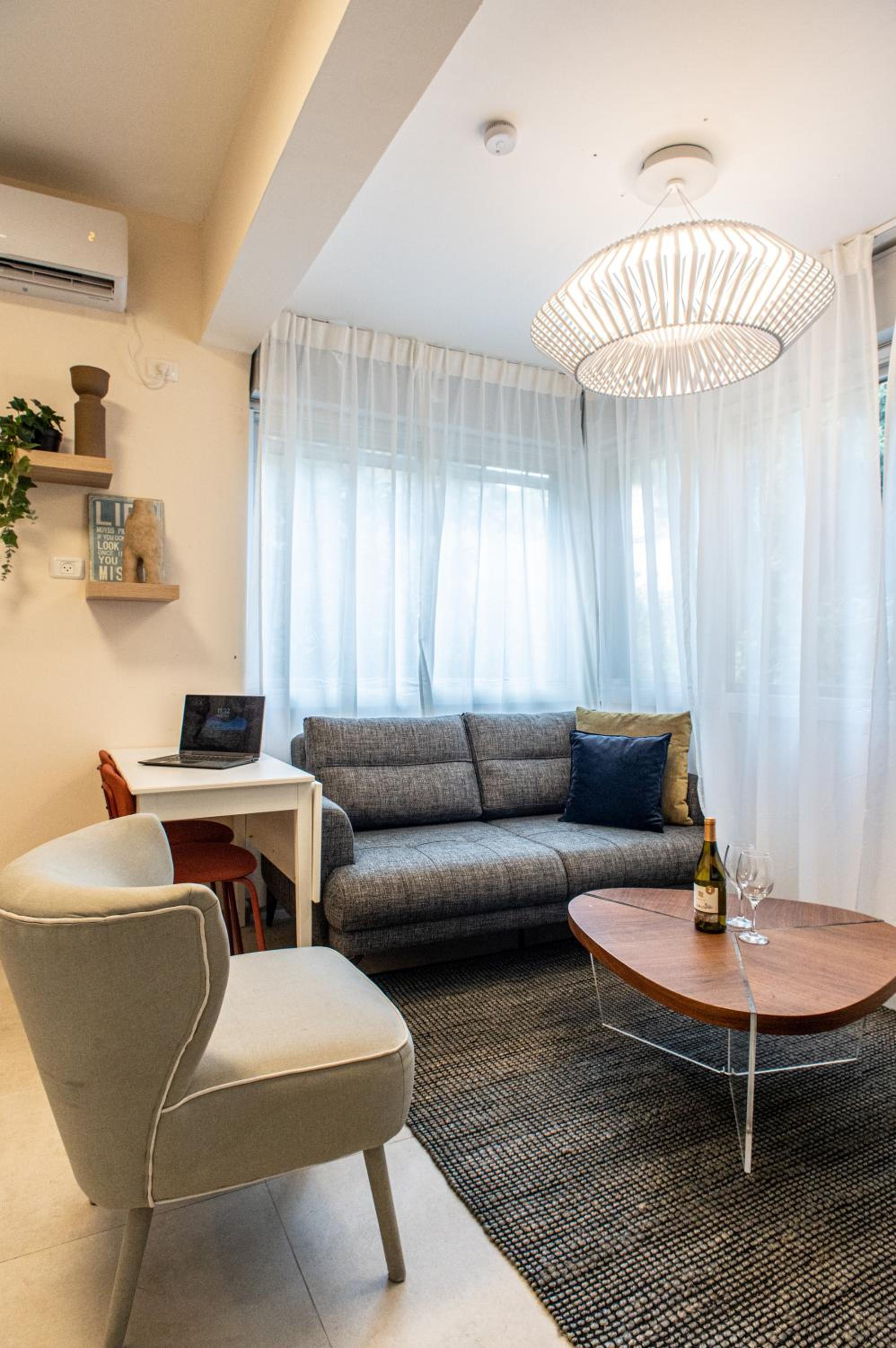 Elegant One bedroom Apartment- unit 3 photo 1