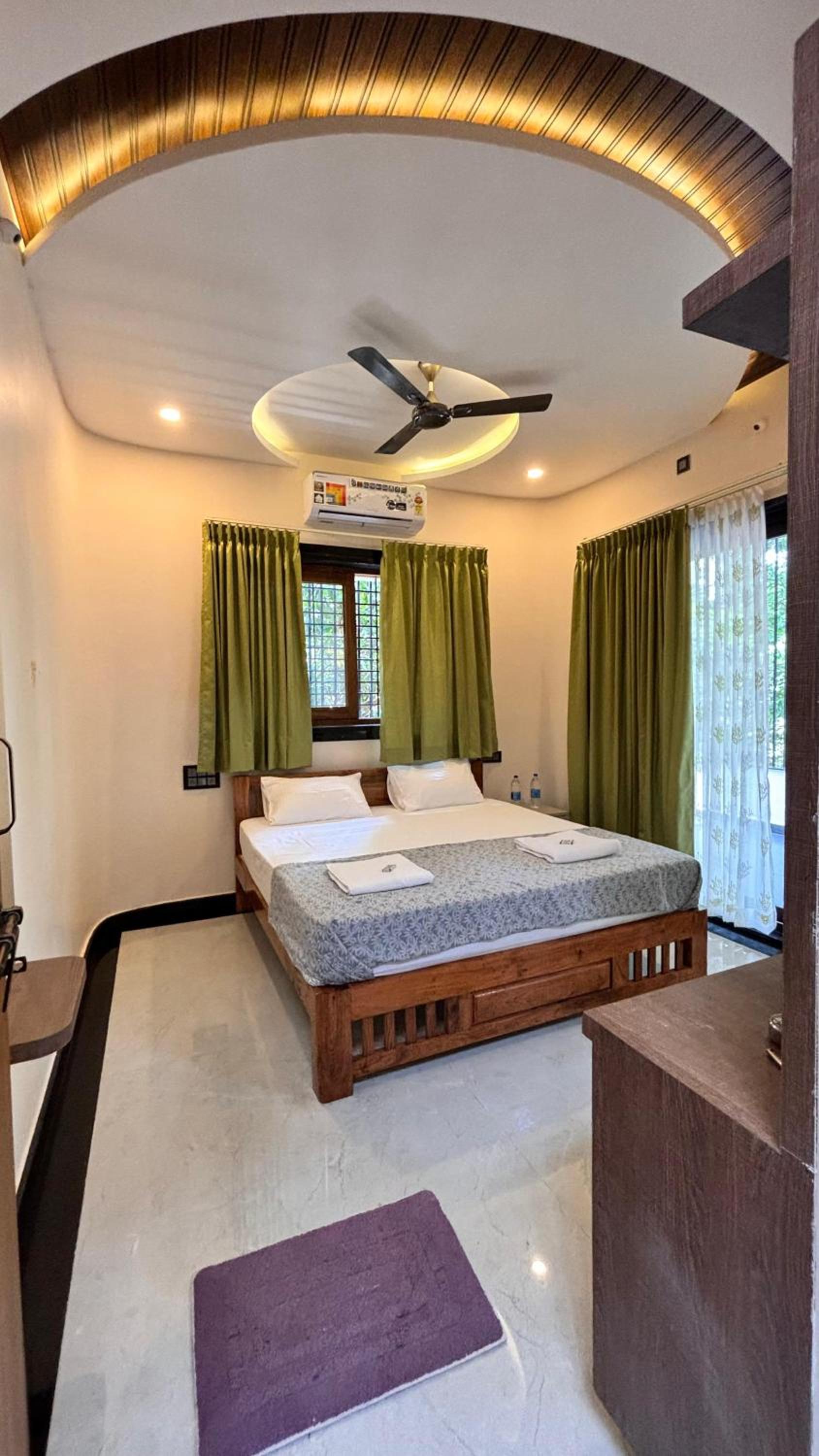 Deluxe Double Room with Balcony photo 3