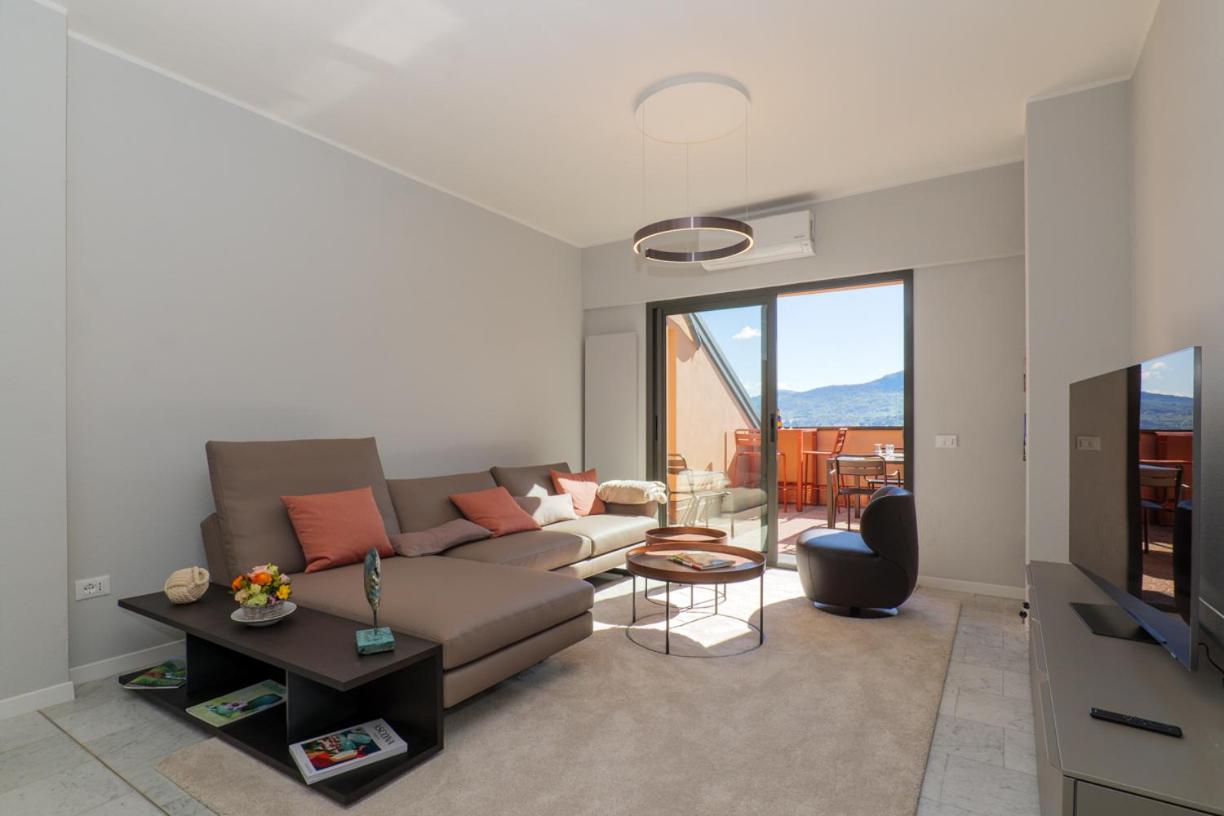 Apartment with Lake View