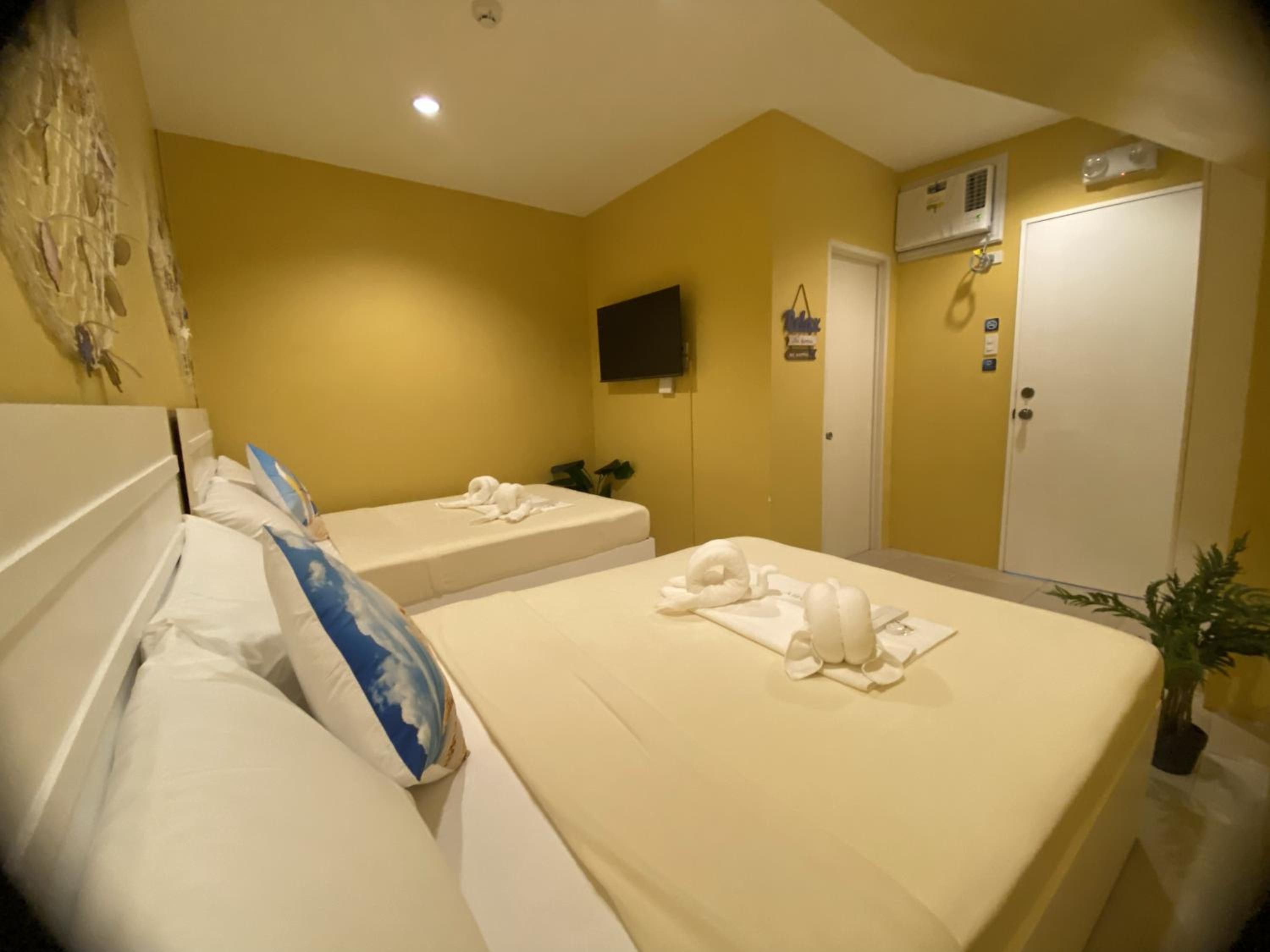 Quadruple Room - Photo 7
