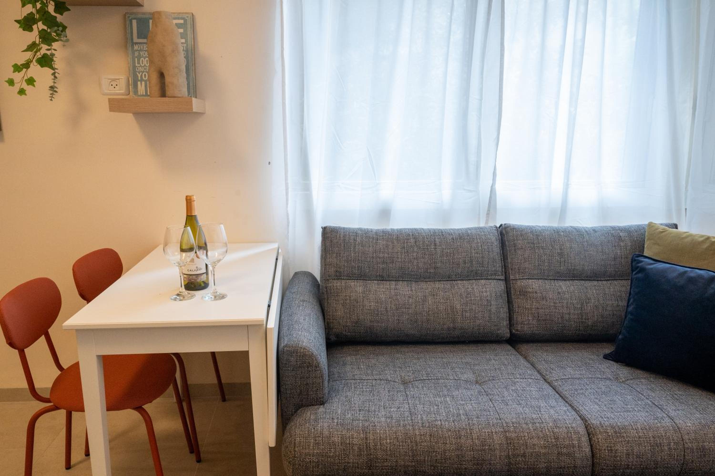 Elegant One bedroom Apartment- unit 3 photo 3