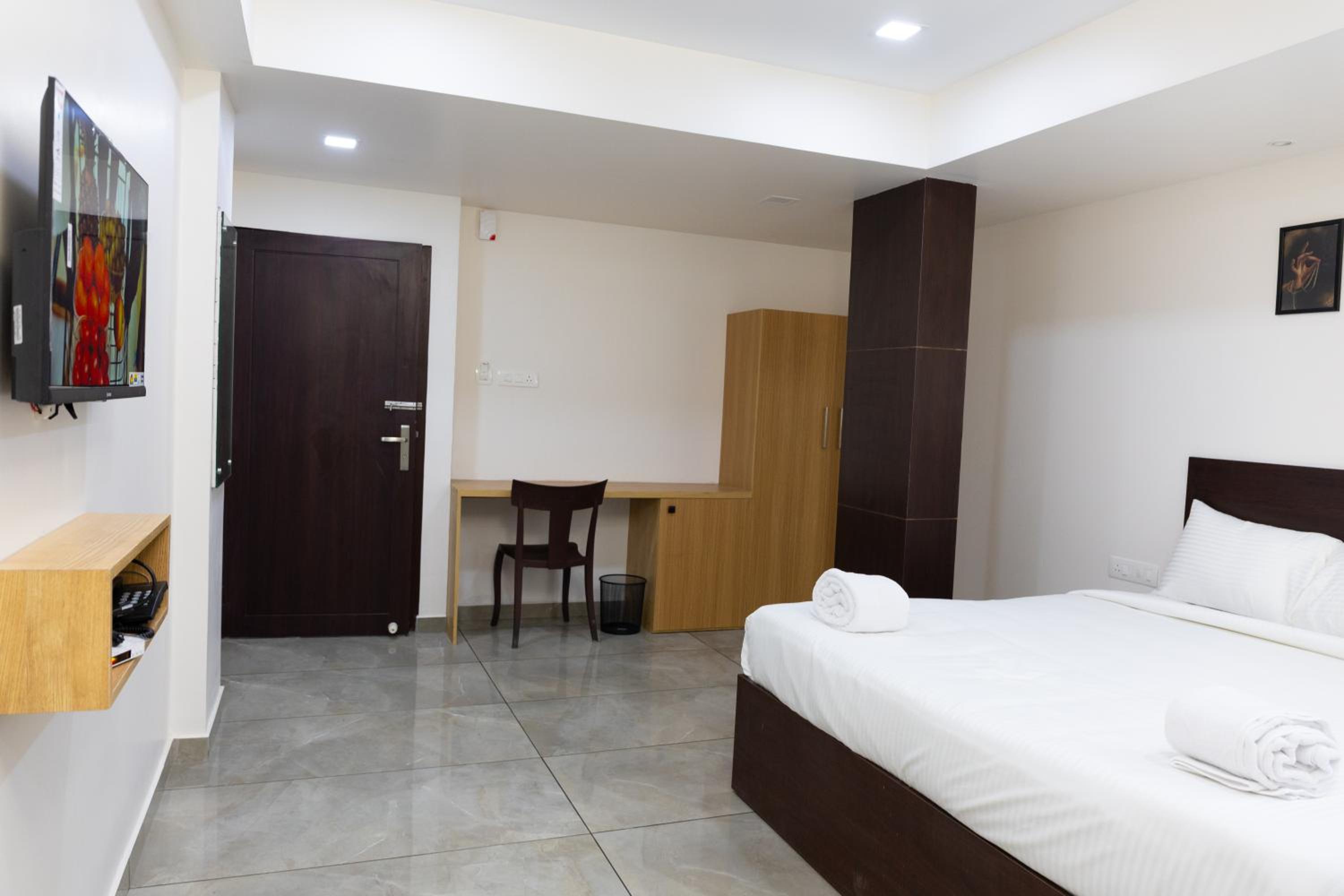 Deluxe Double Room - Photo 19