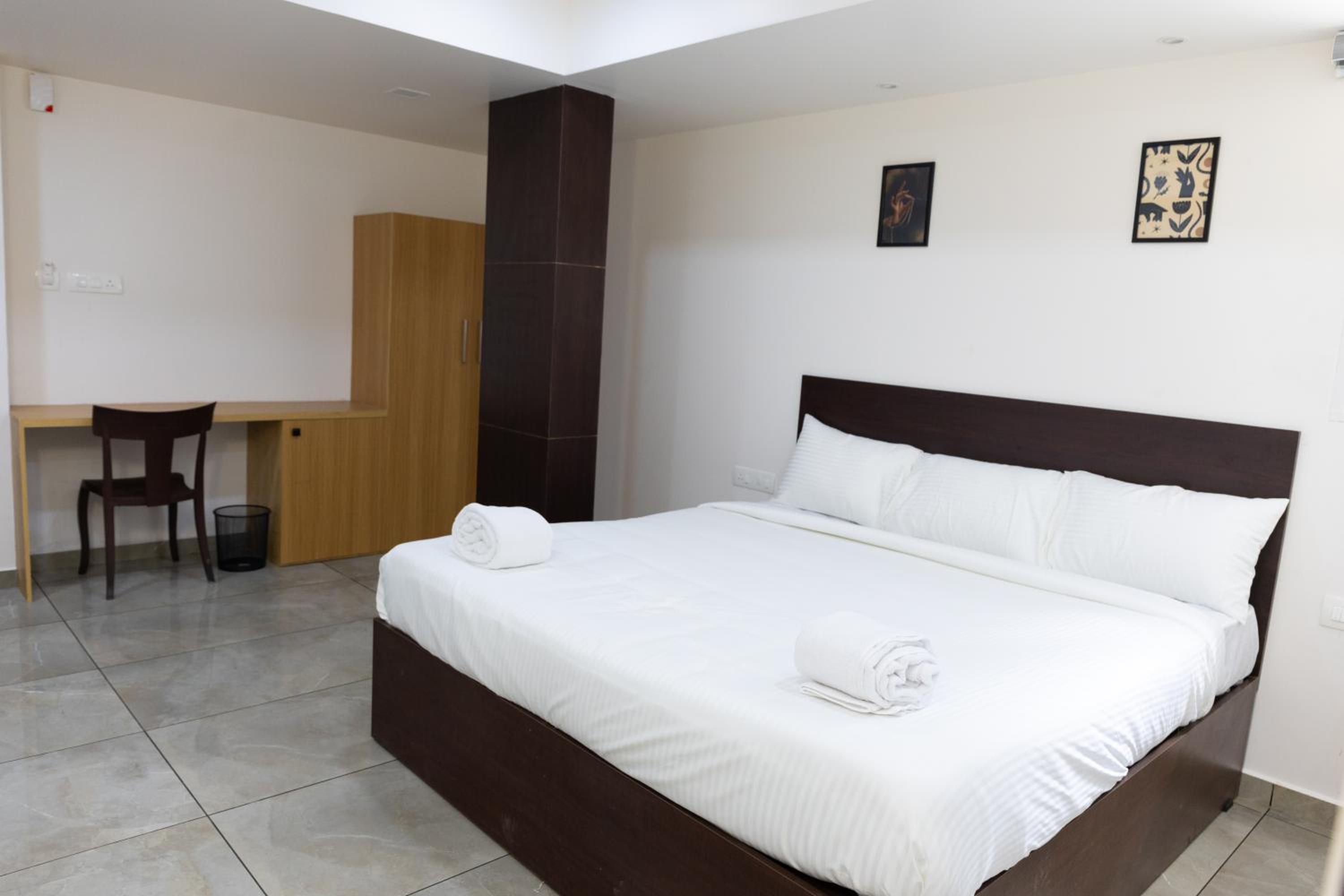 Deluxe Double Room - Photo 17