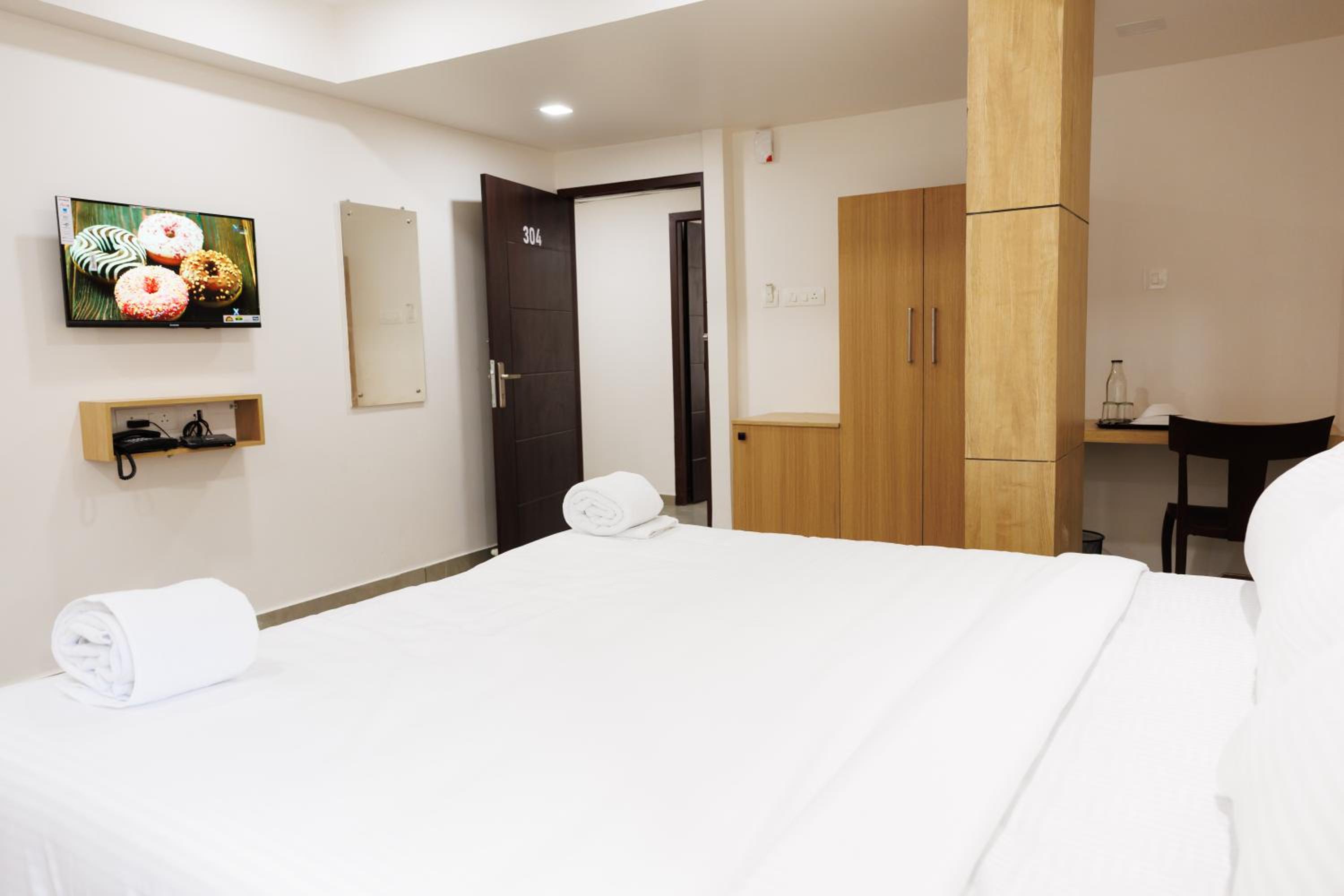 Deluxe Double Room - Photo 16