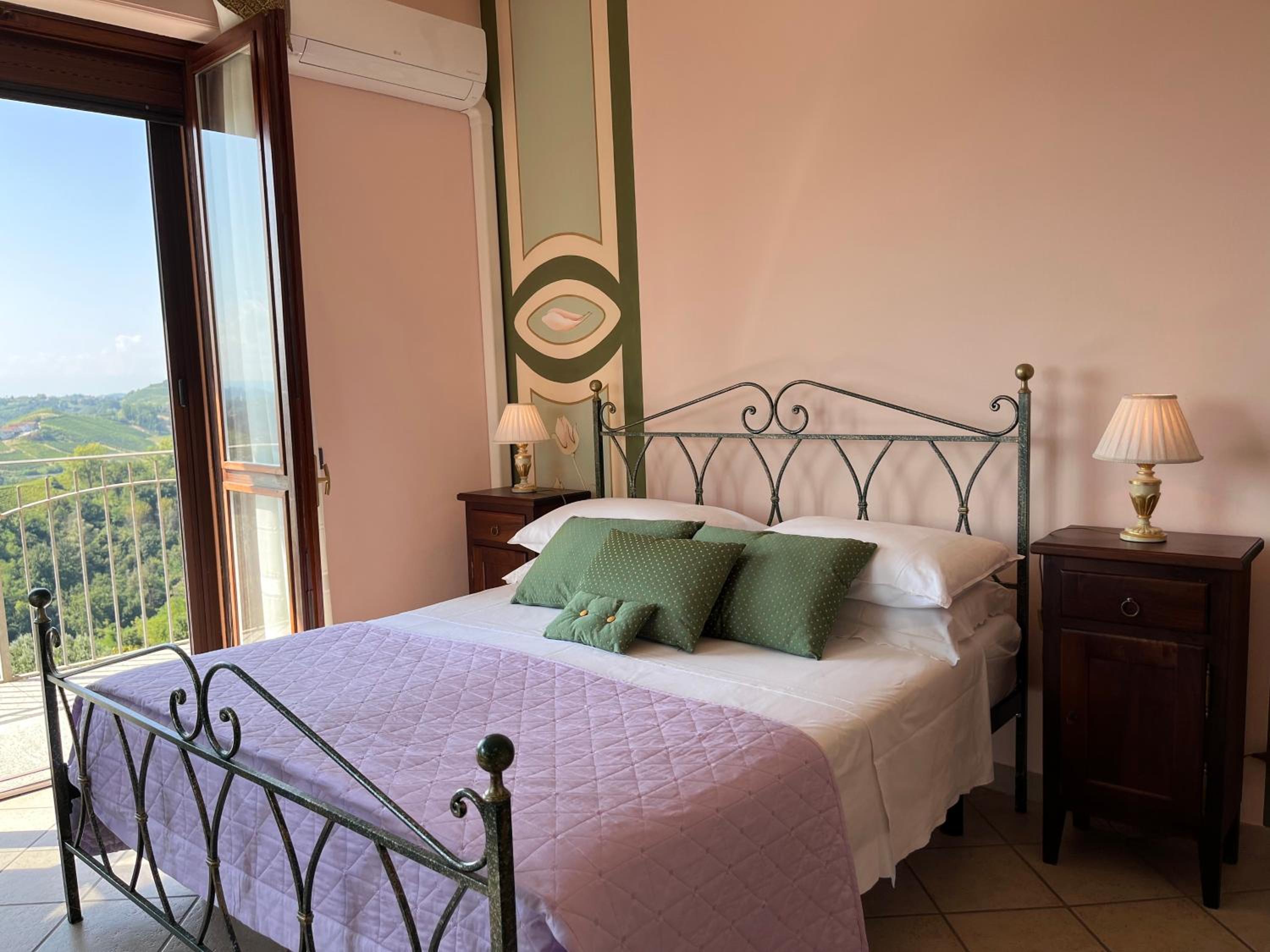 Double Room with Balcony - Photo 12