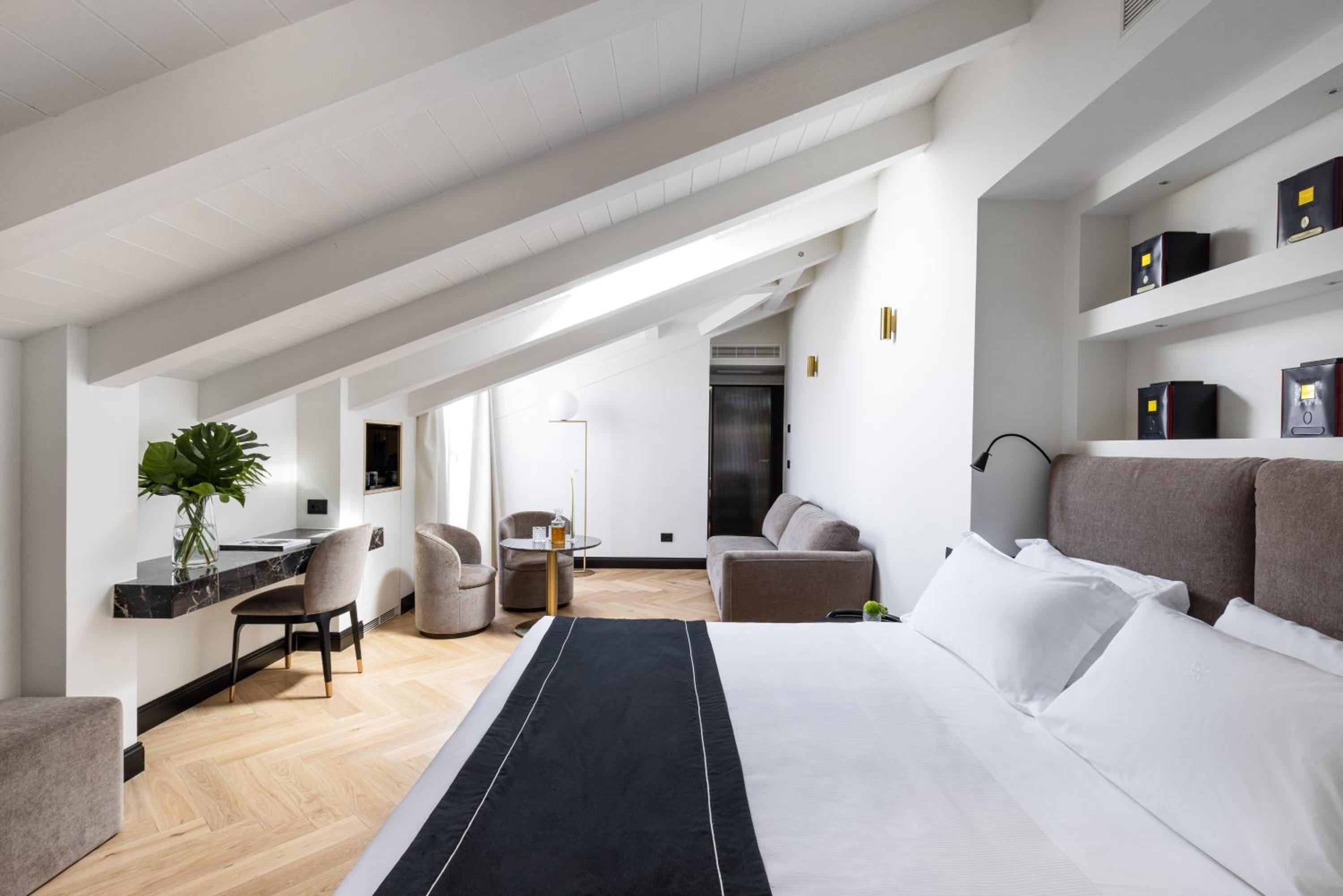 Deluxe Junior Suite - Photo 1