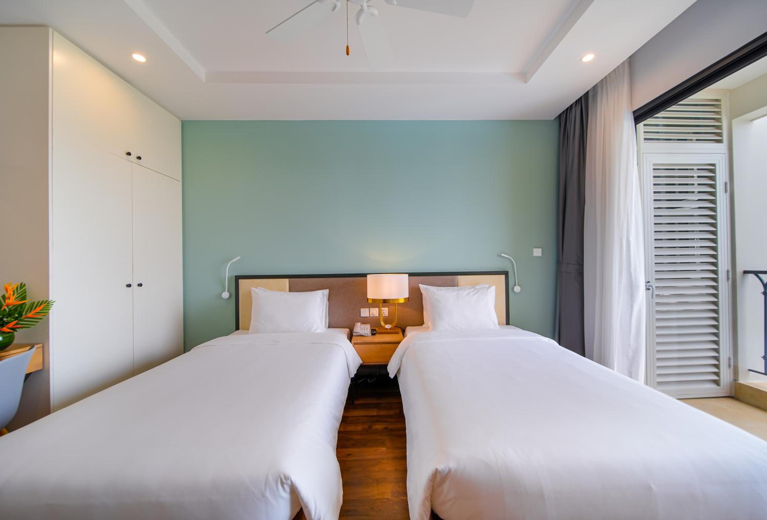 Superior Twin Room with Pool View photo 3