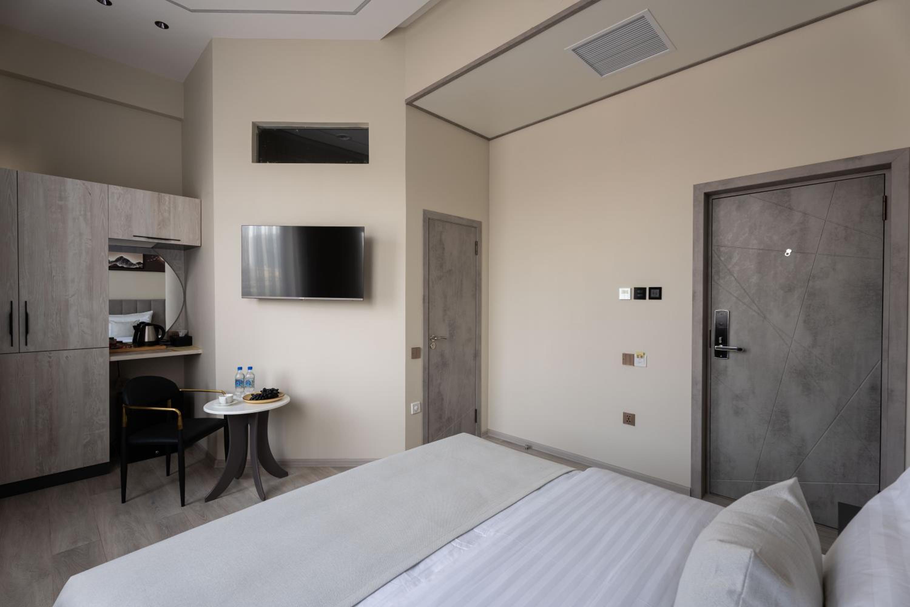 Queen Room photo 3