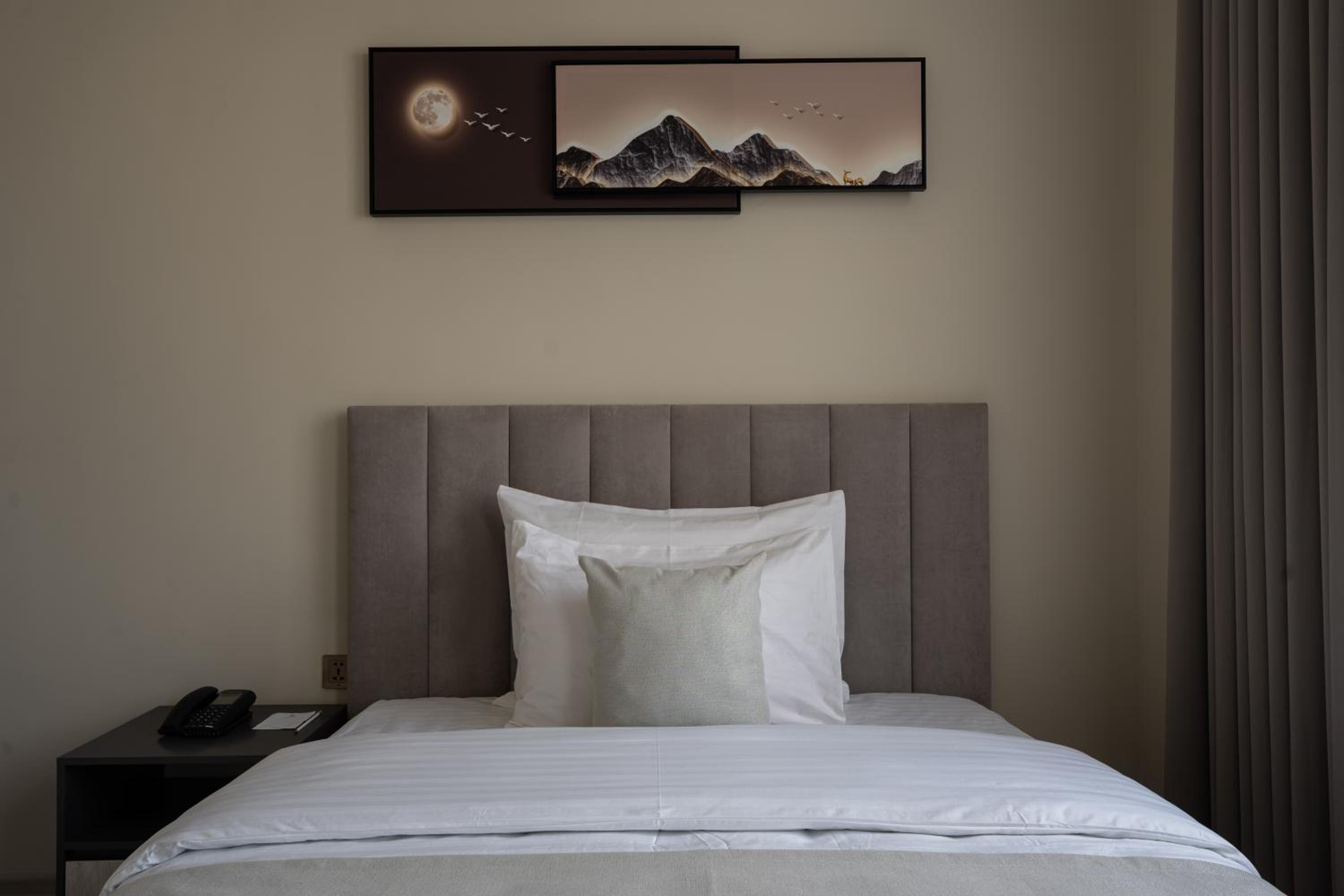 Queen Room photo 2