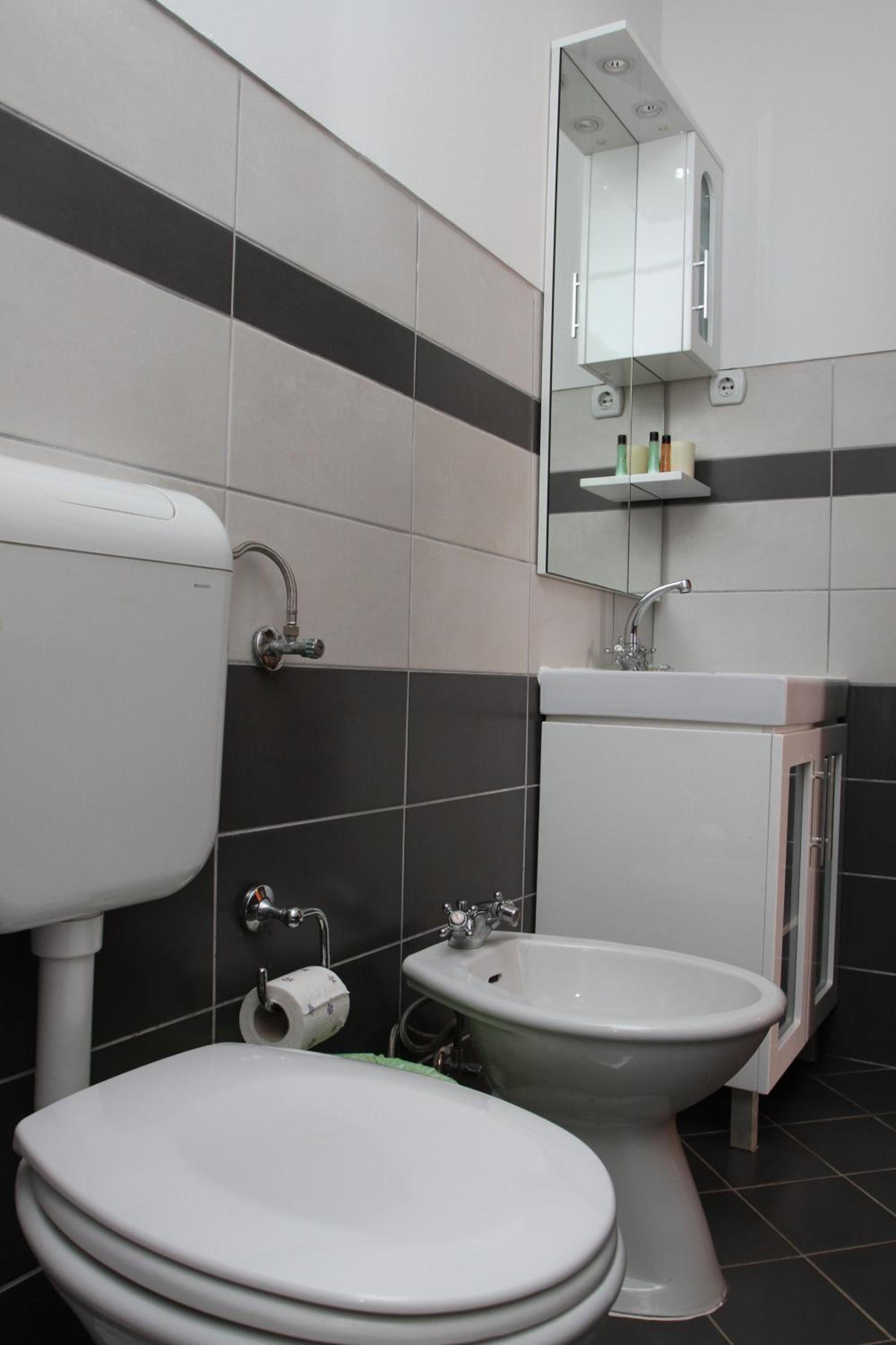 One-Bedroom Apartment with Sofa Bed - Photo 12