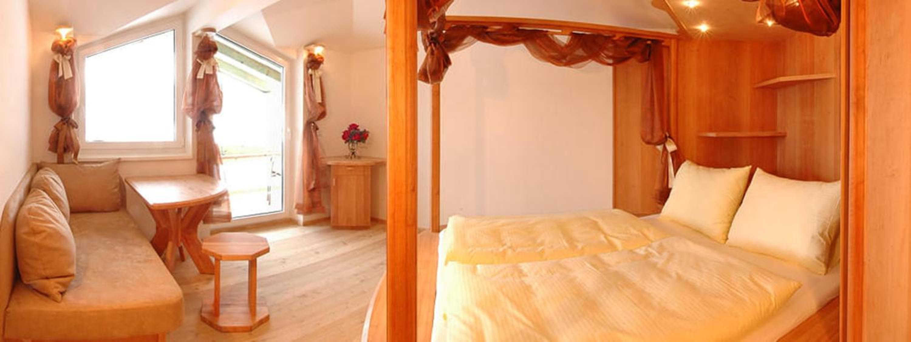Double Room with Balcony - Photo 13