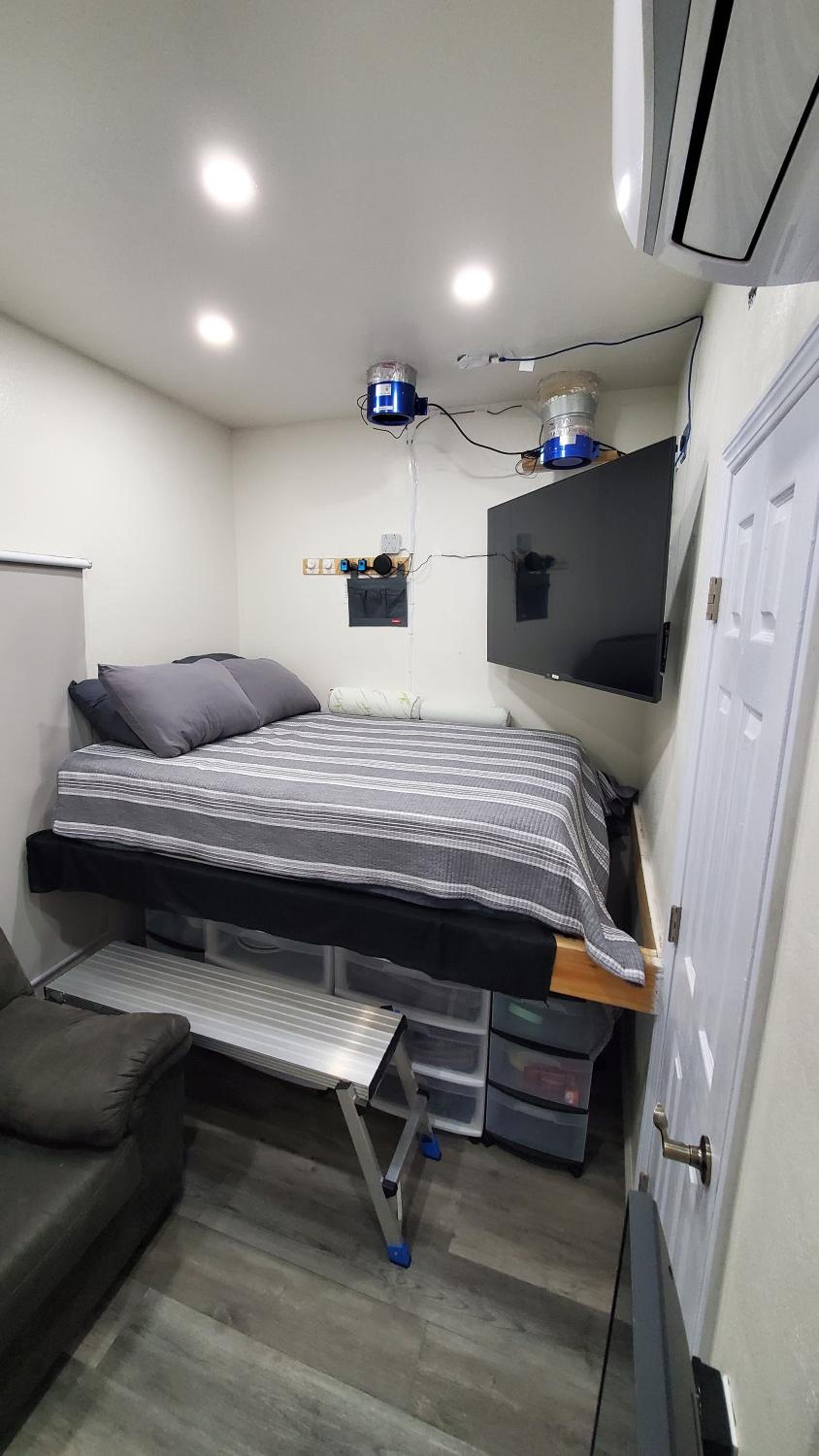 One-Bedroom Apartment photo 1
