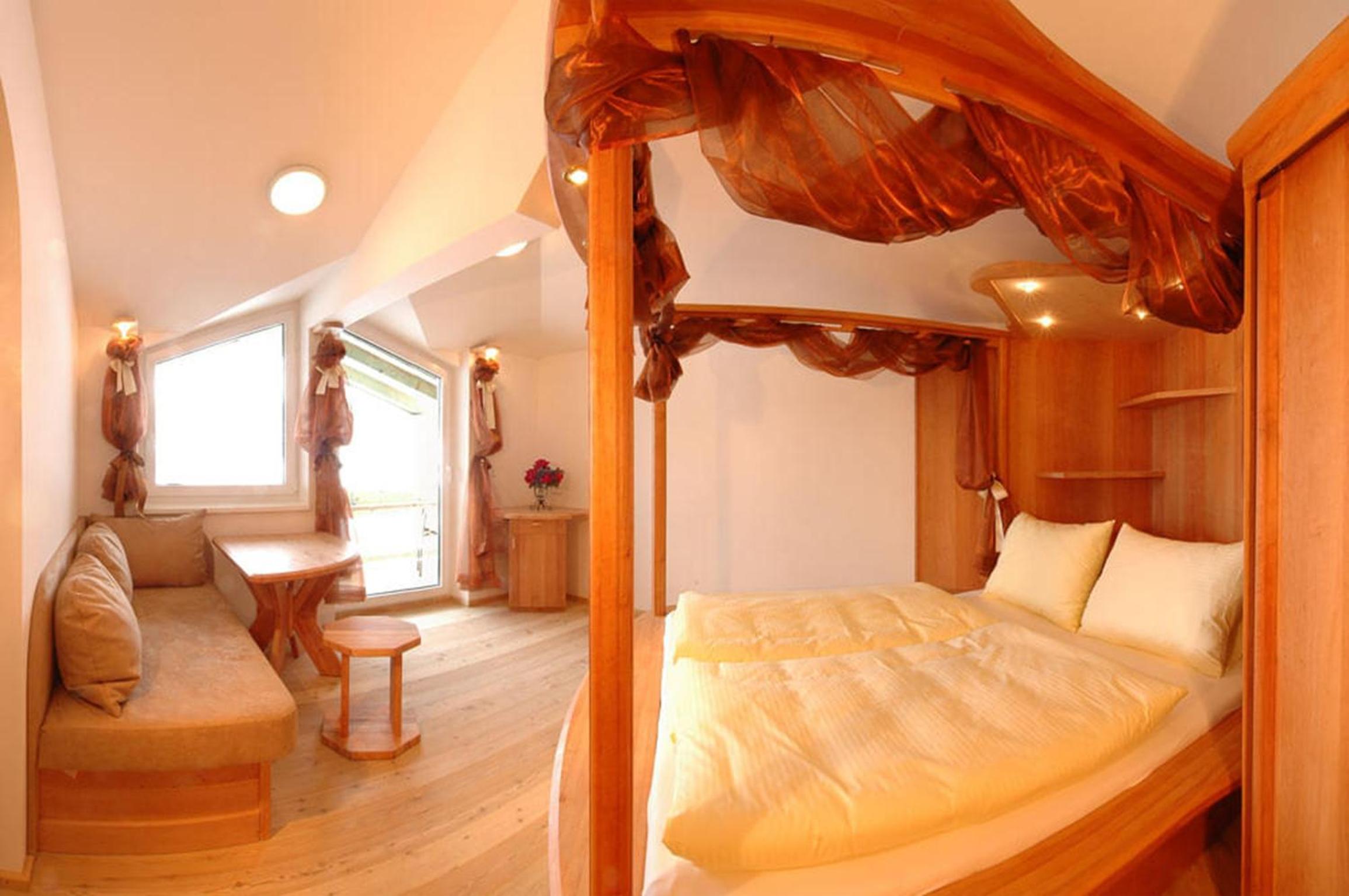 Classic Double Room with Balcony - Photo 6