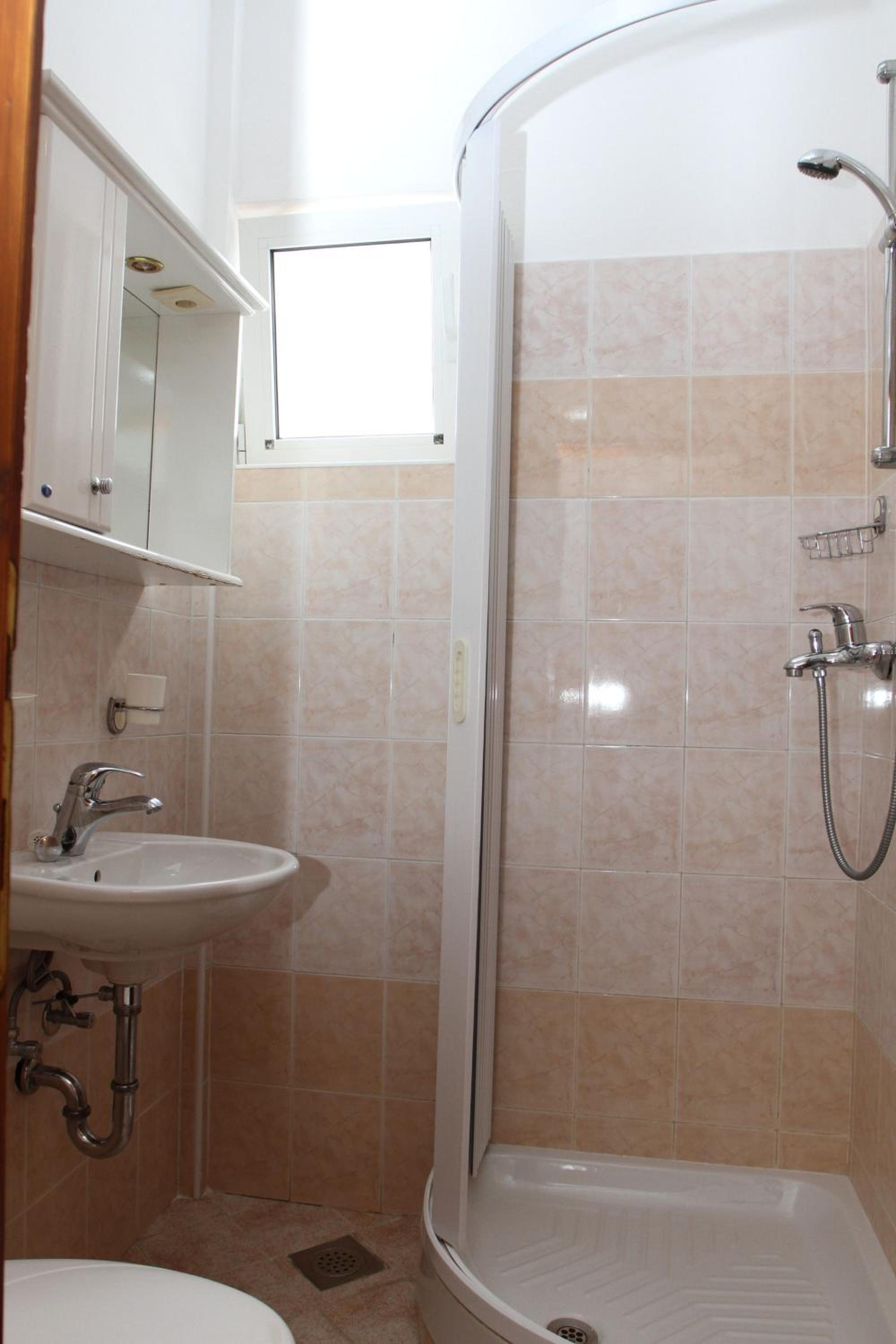 Double Room with Balcony - Photo 7