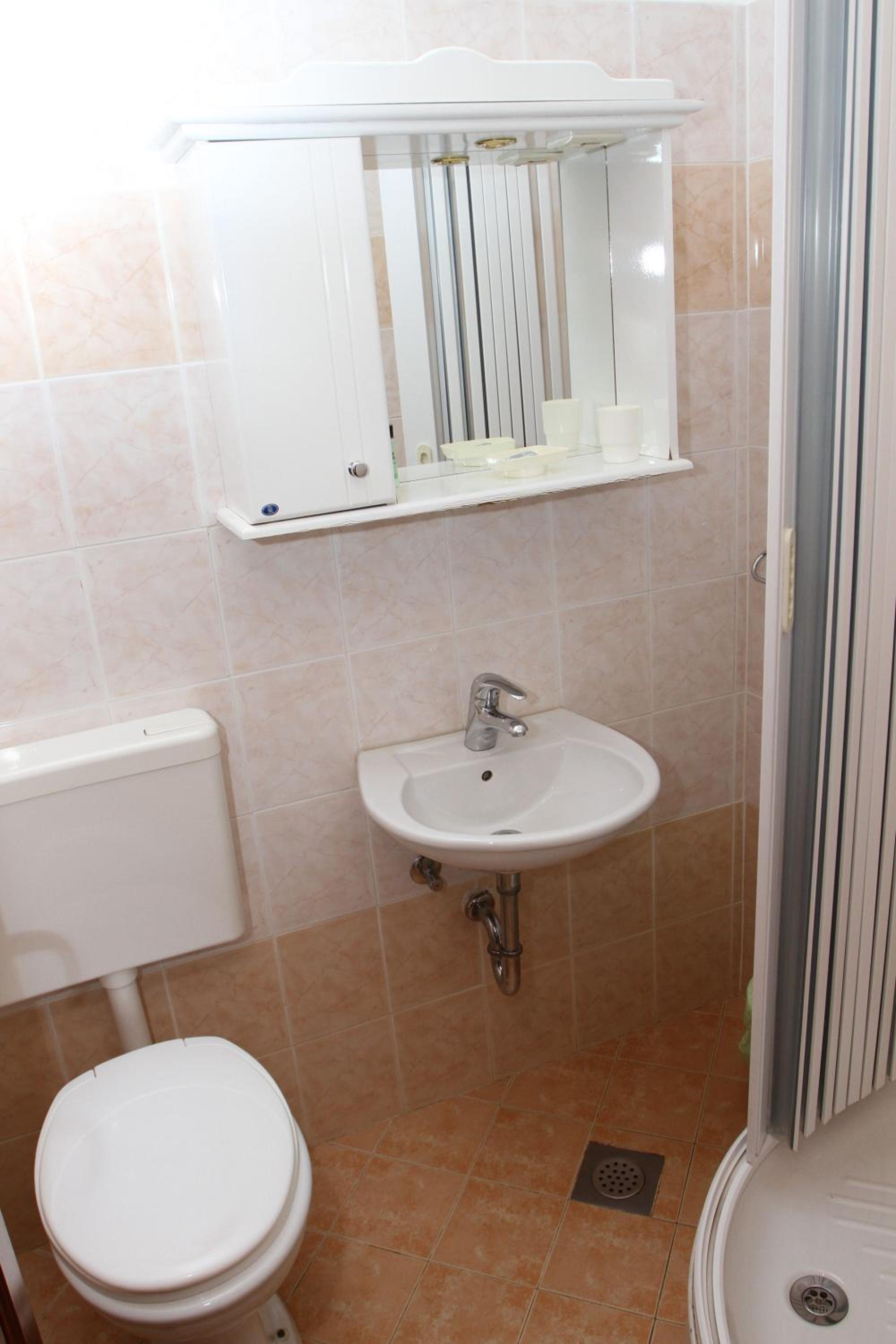 Double Room with Balcony - Photo 8