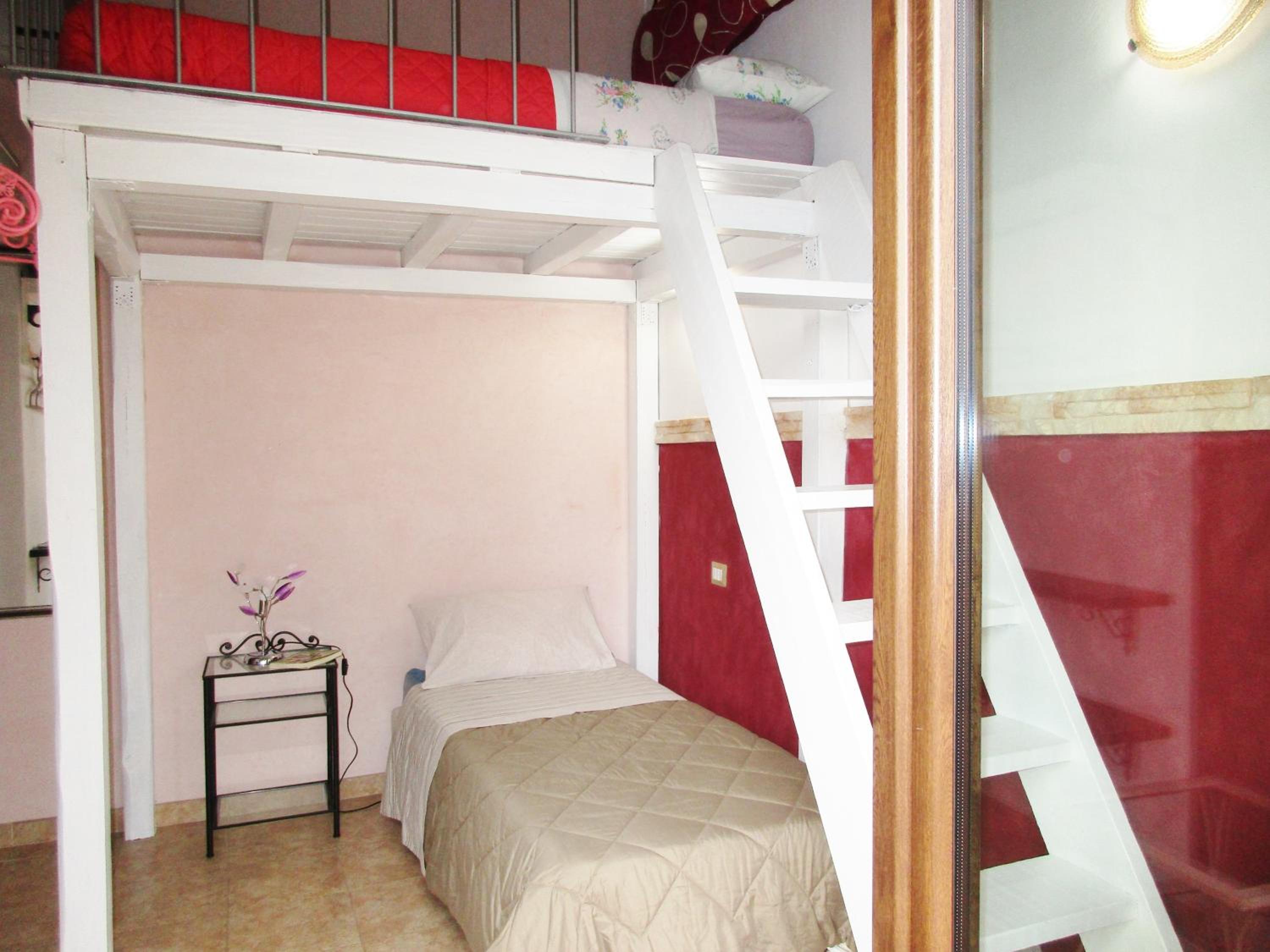 Small Twin Room - Photo 3