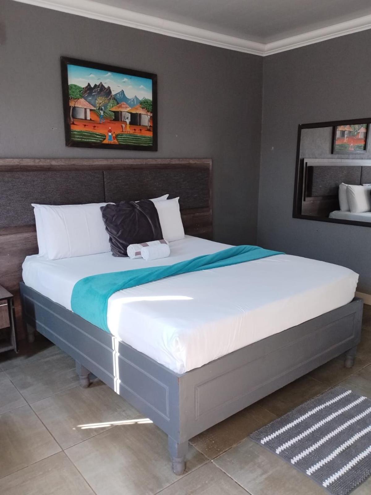 Deluxe Queen Room - Photo 7