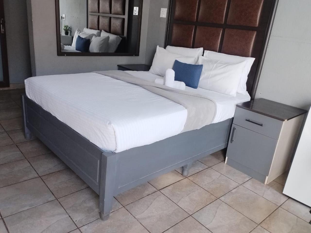 Deluxe Queen Room - Photo 6