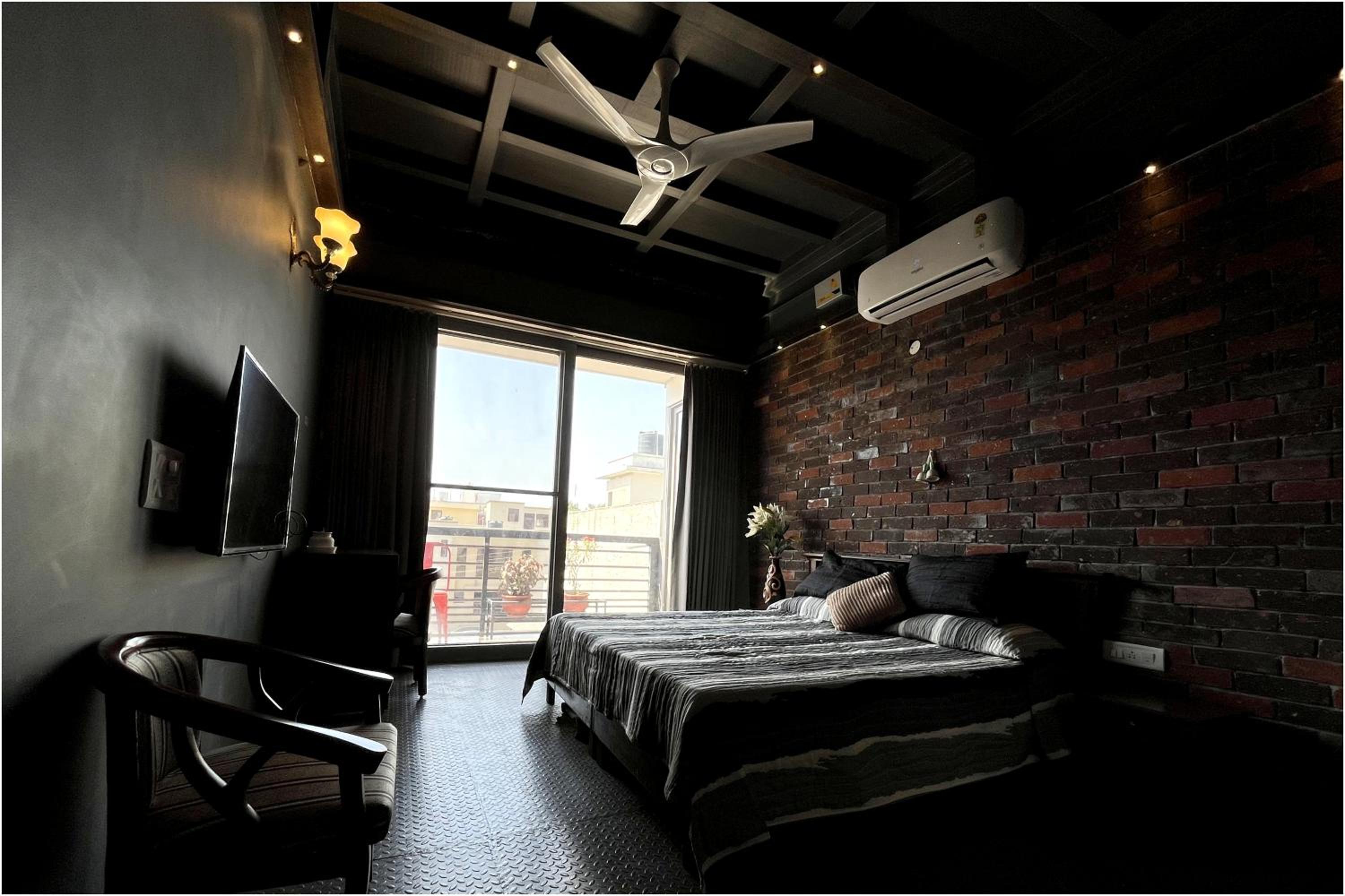 Deluxe King Room photo 1
