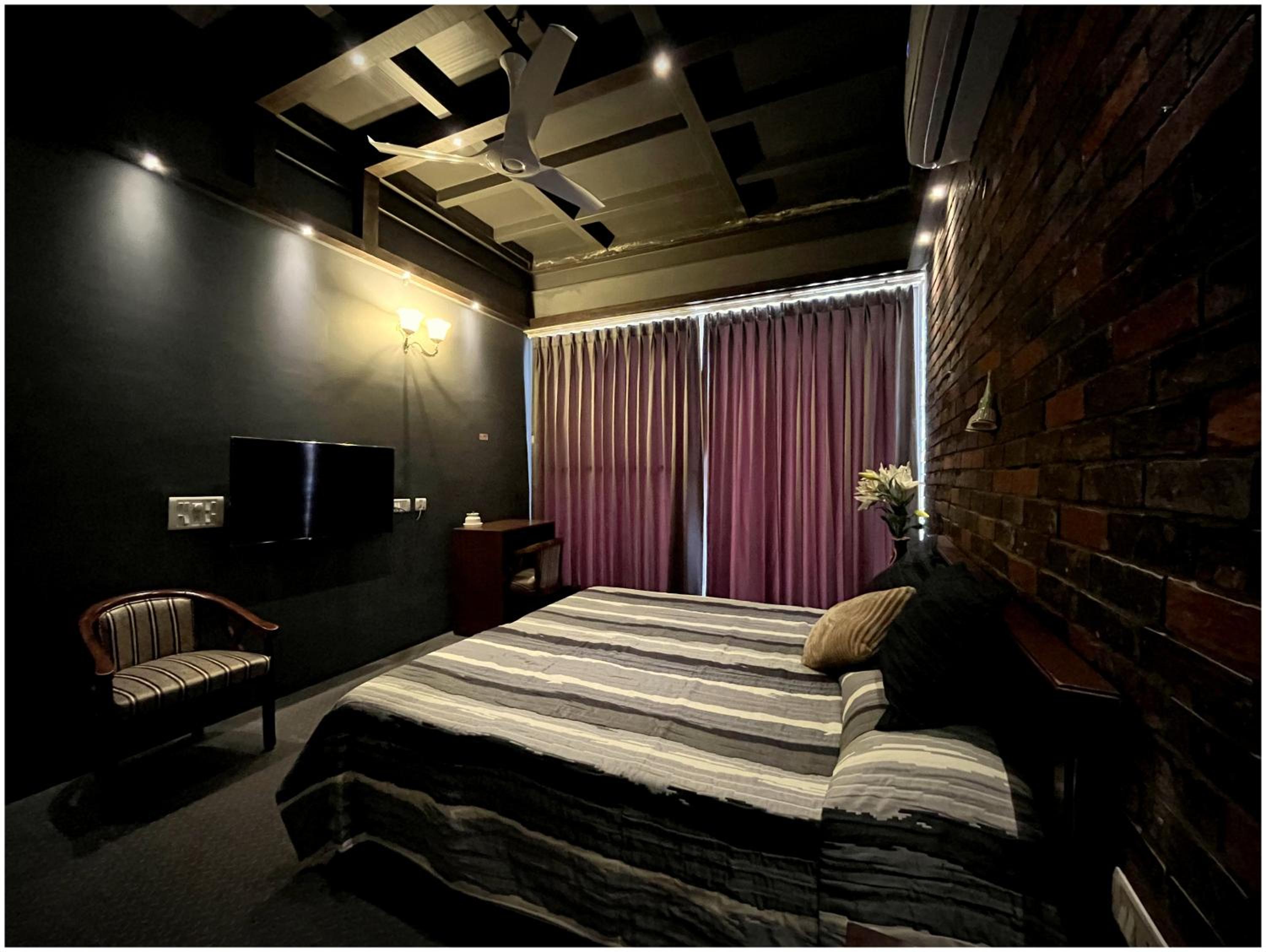 Deluxe King Room photo 3