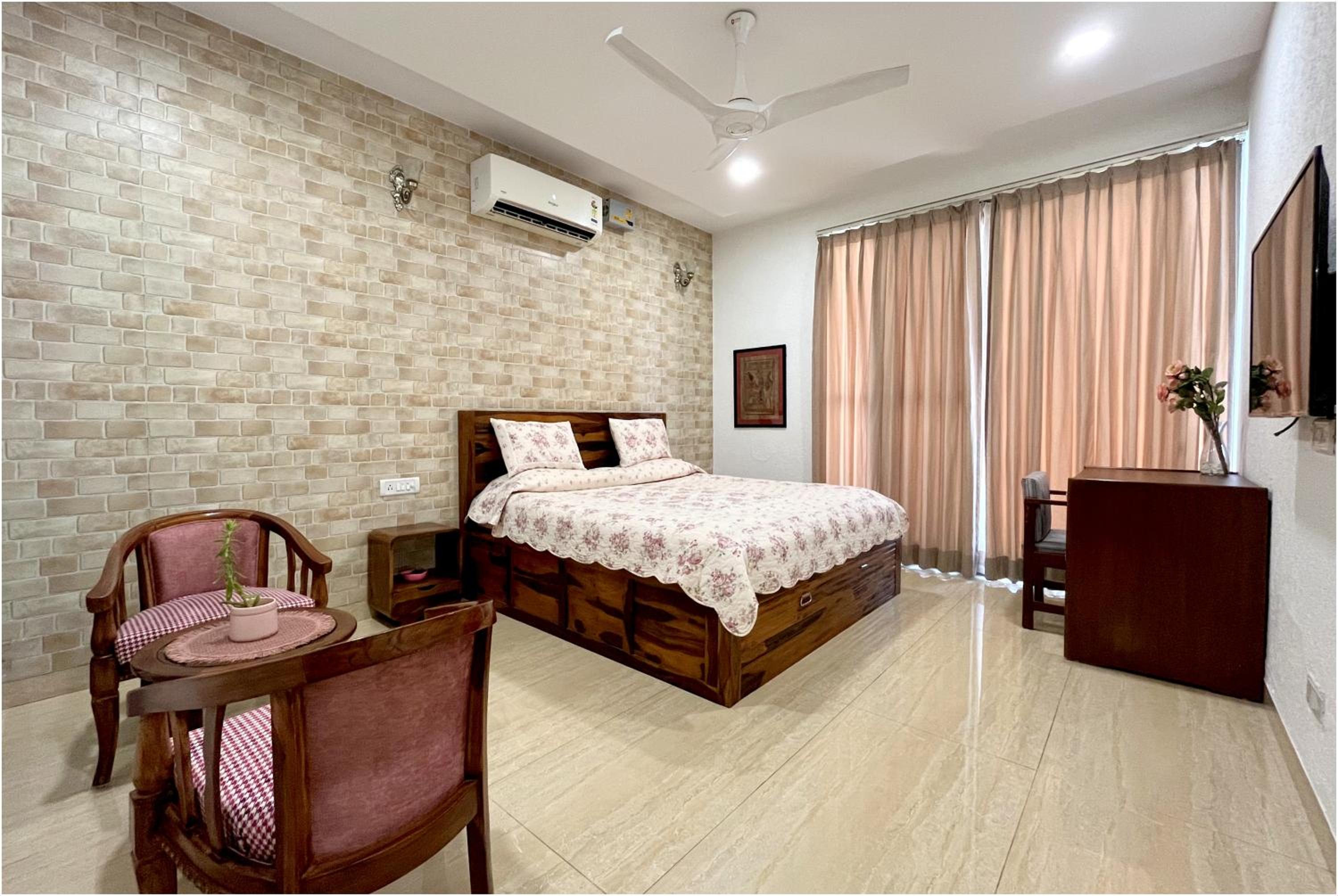 Deluxe King Room photo 1