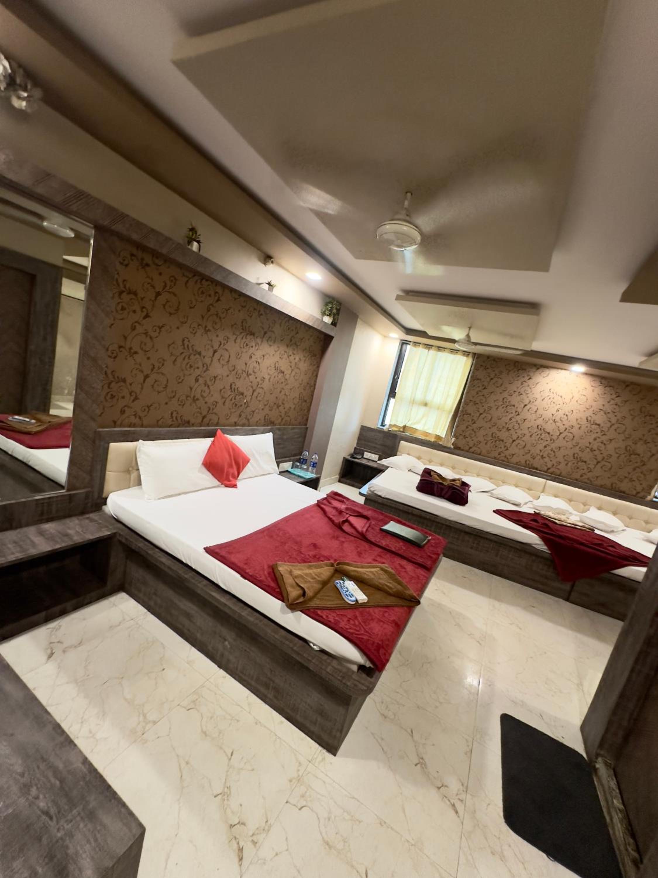 10-Bed Mixed Dormitory Room