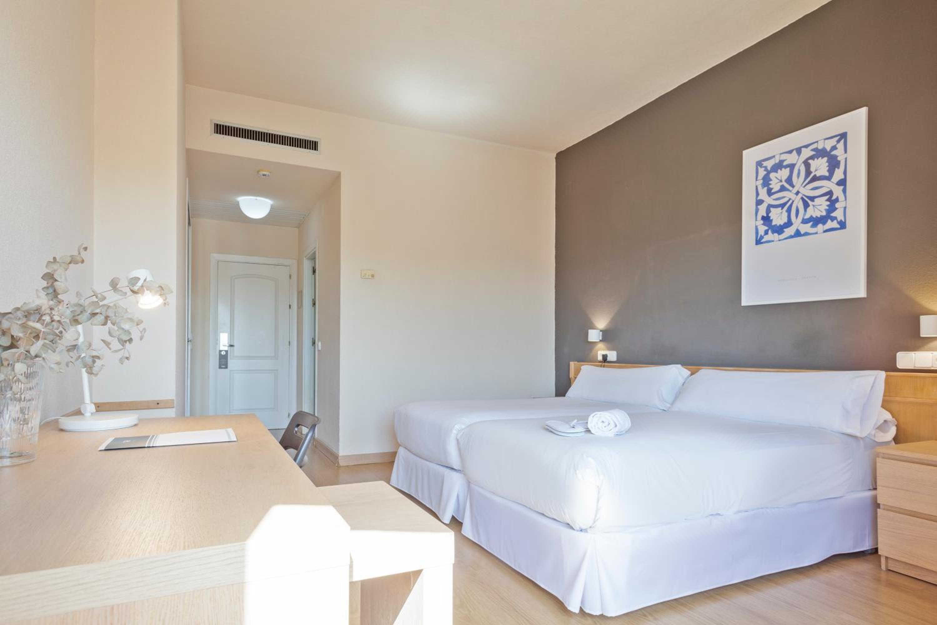 Twin Room - Photo 4