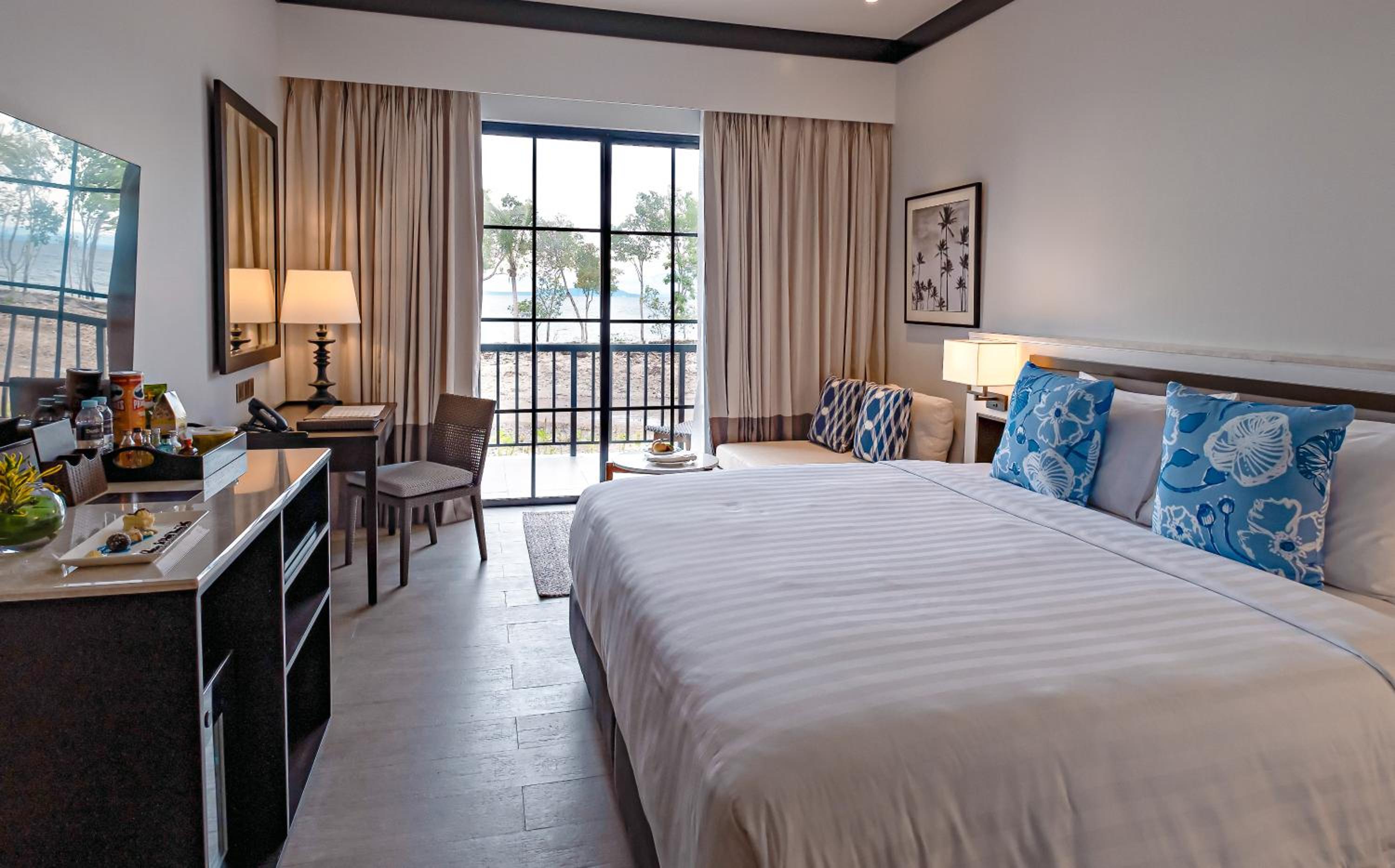 Deluxe Room with Ocean Balcony - Photo 1