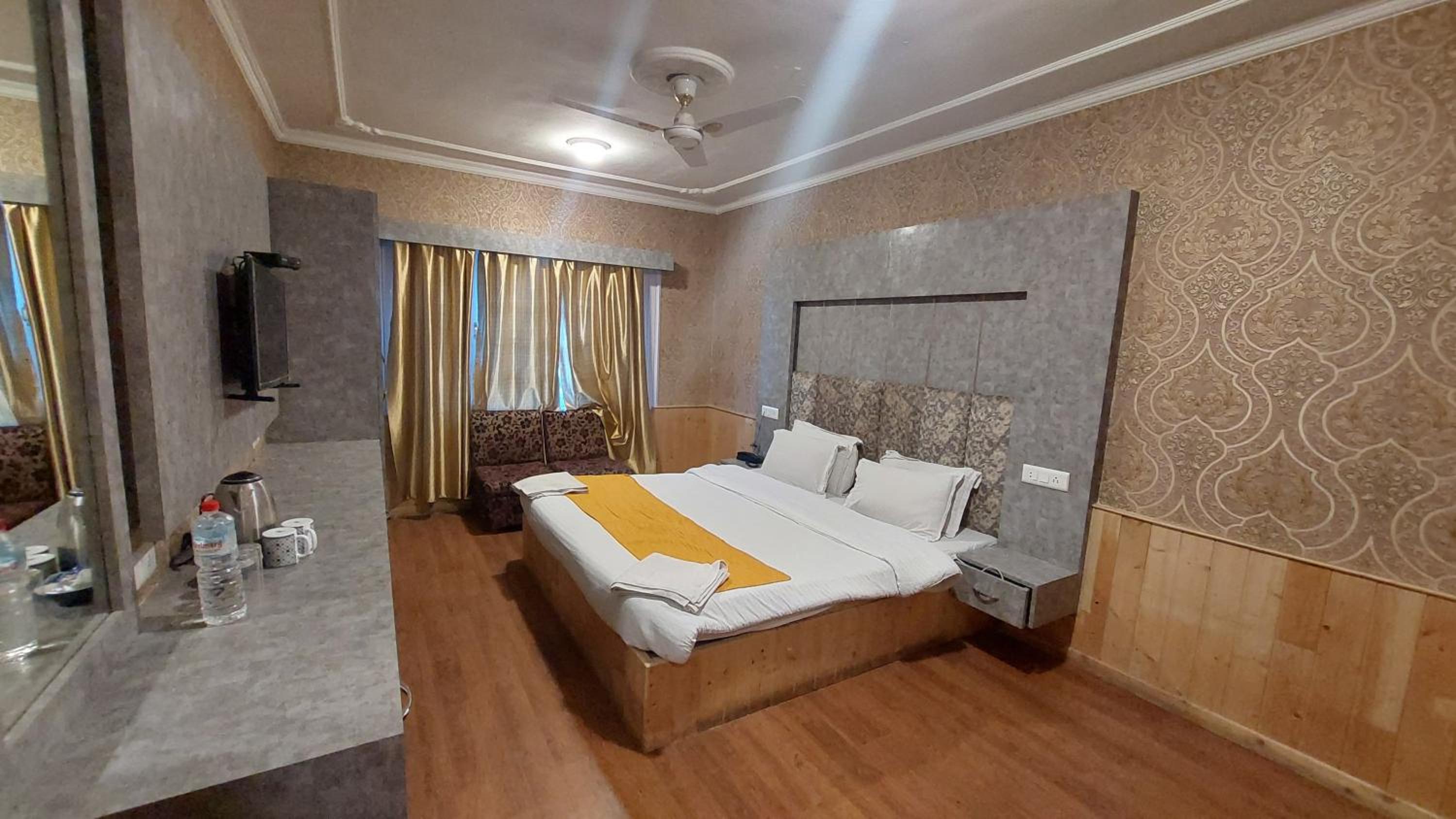 Deluxe Room - Photo 12