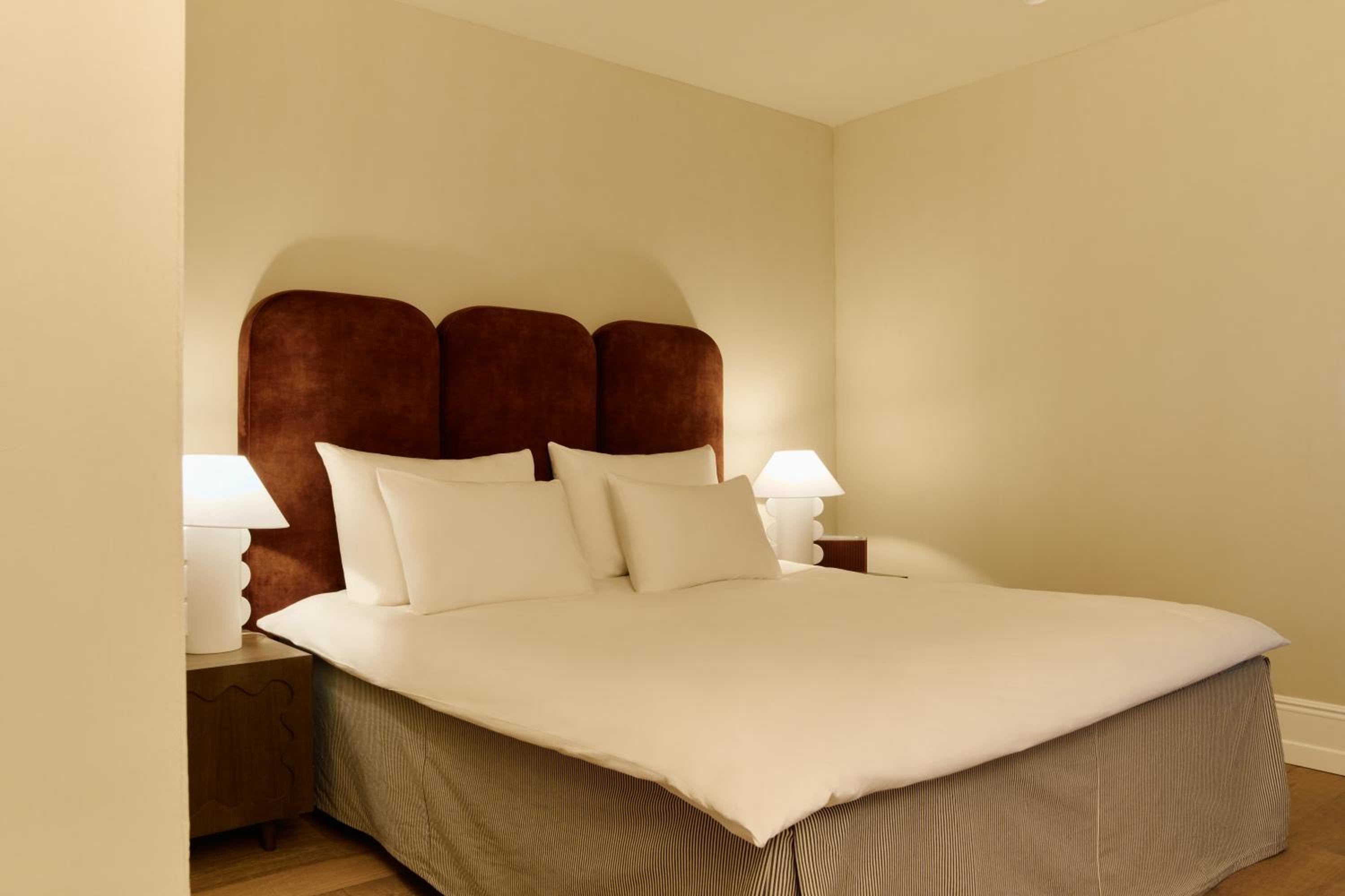 Deluxe Suite with Balcony thumbnail 5