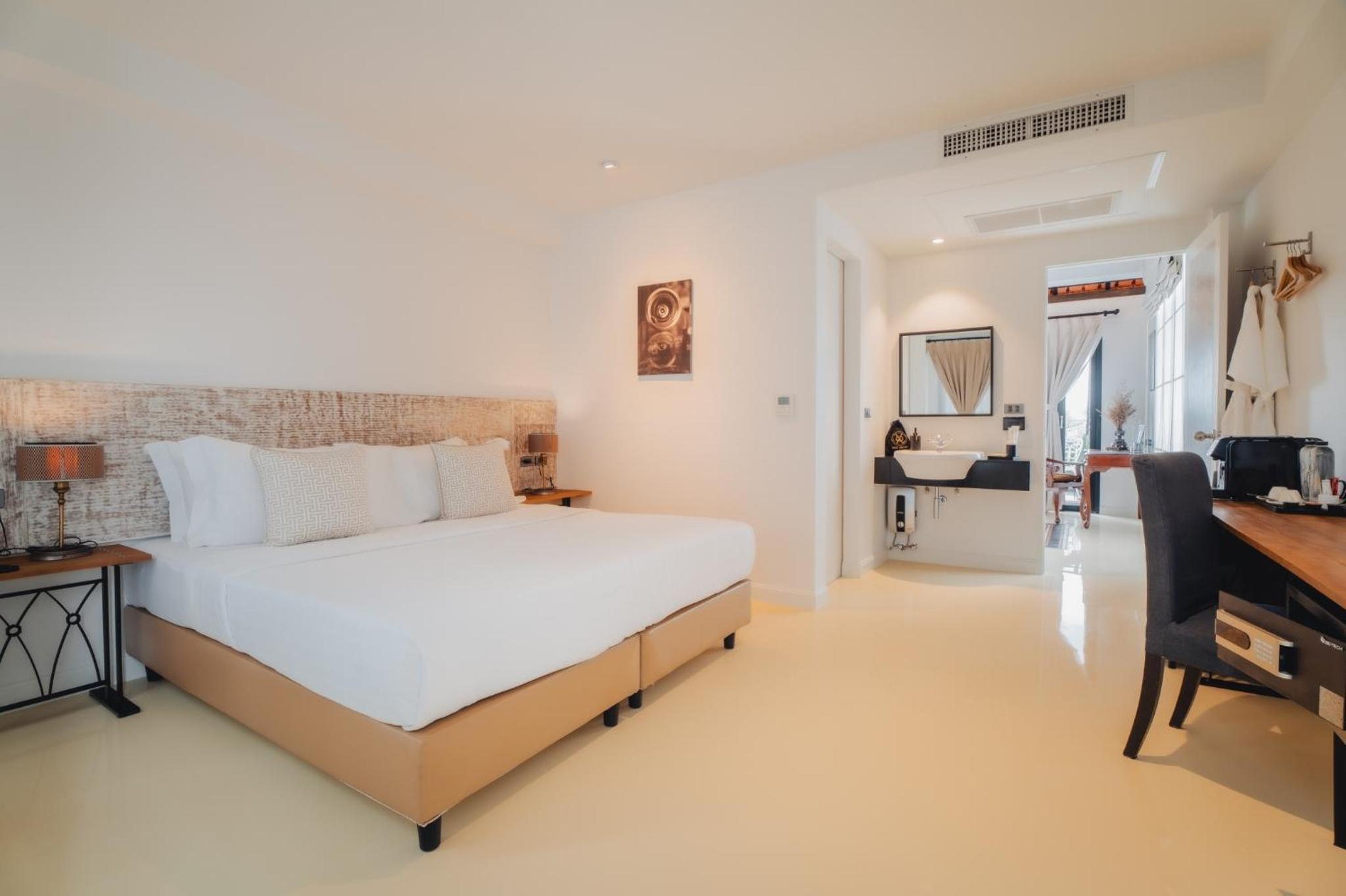 Suite with Hot Tub