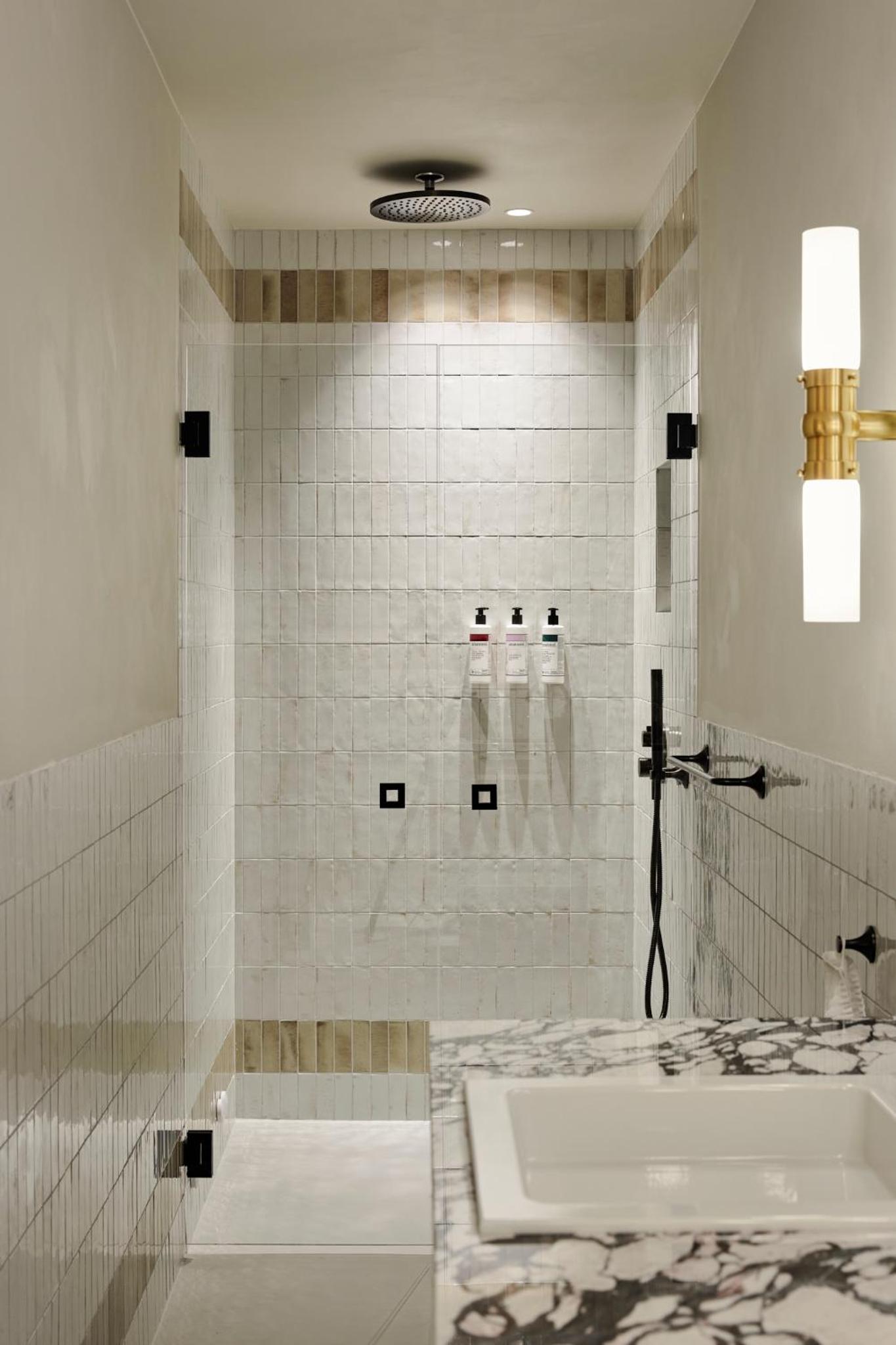 Deluxe Suite with Bathtub