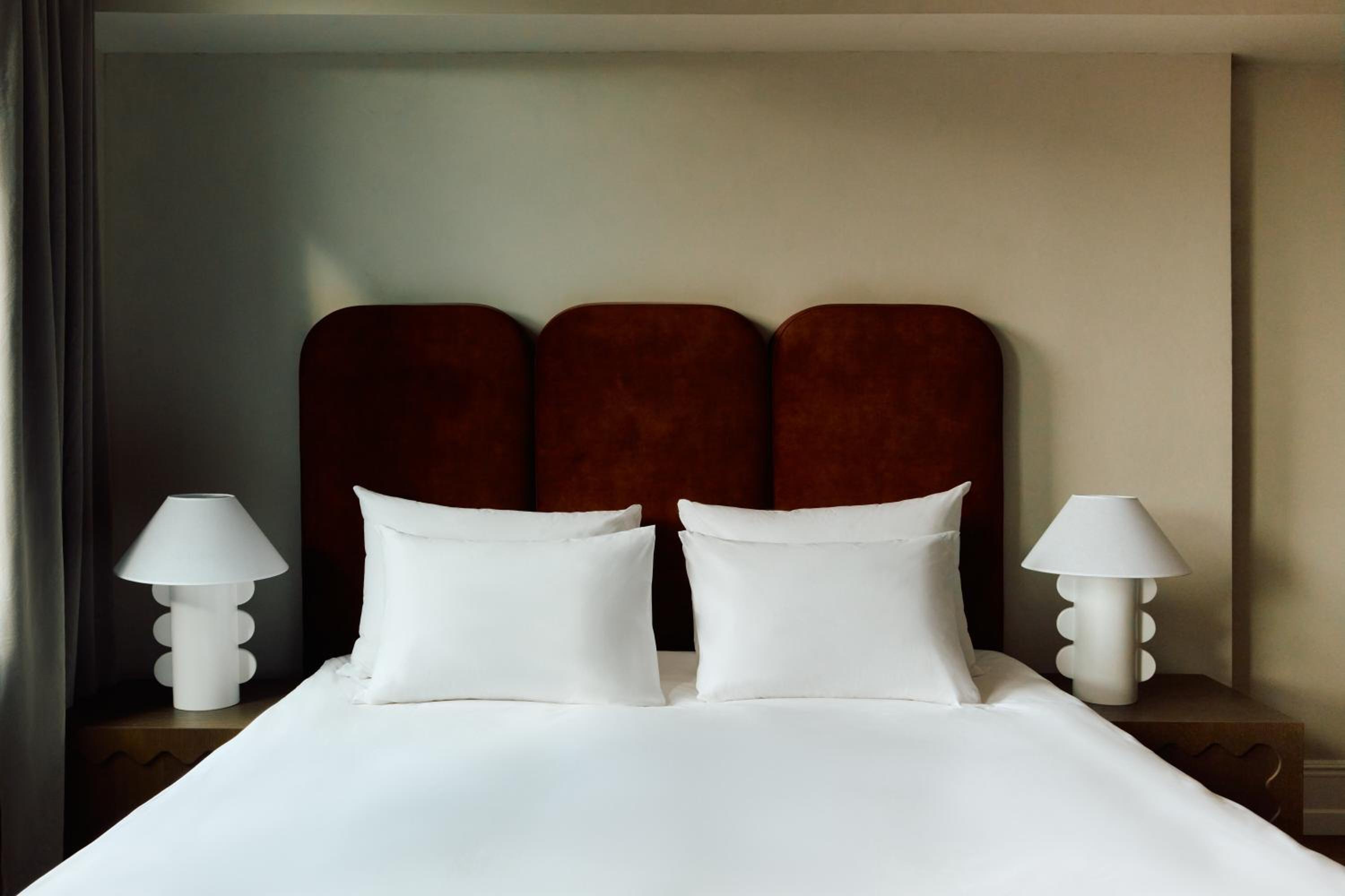 Deluxe Suite with Bathtub