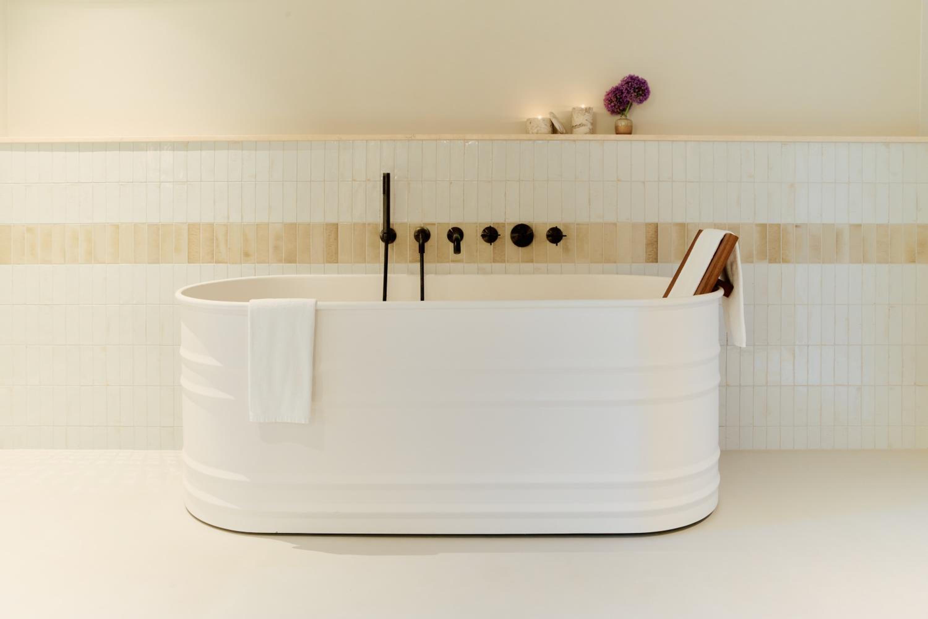 Deluxe Suite with Bathtub