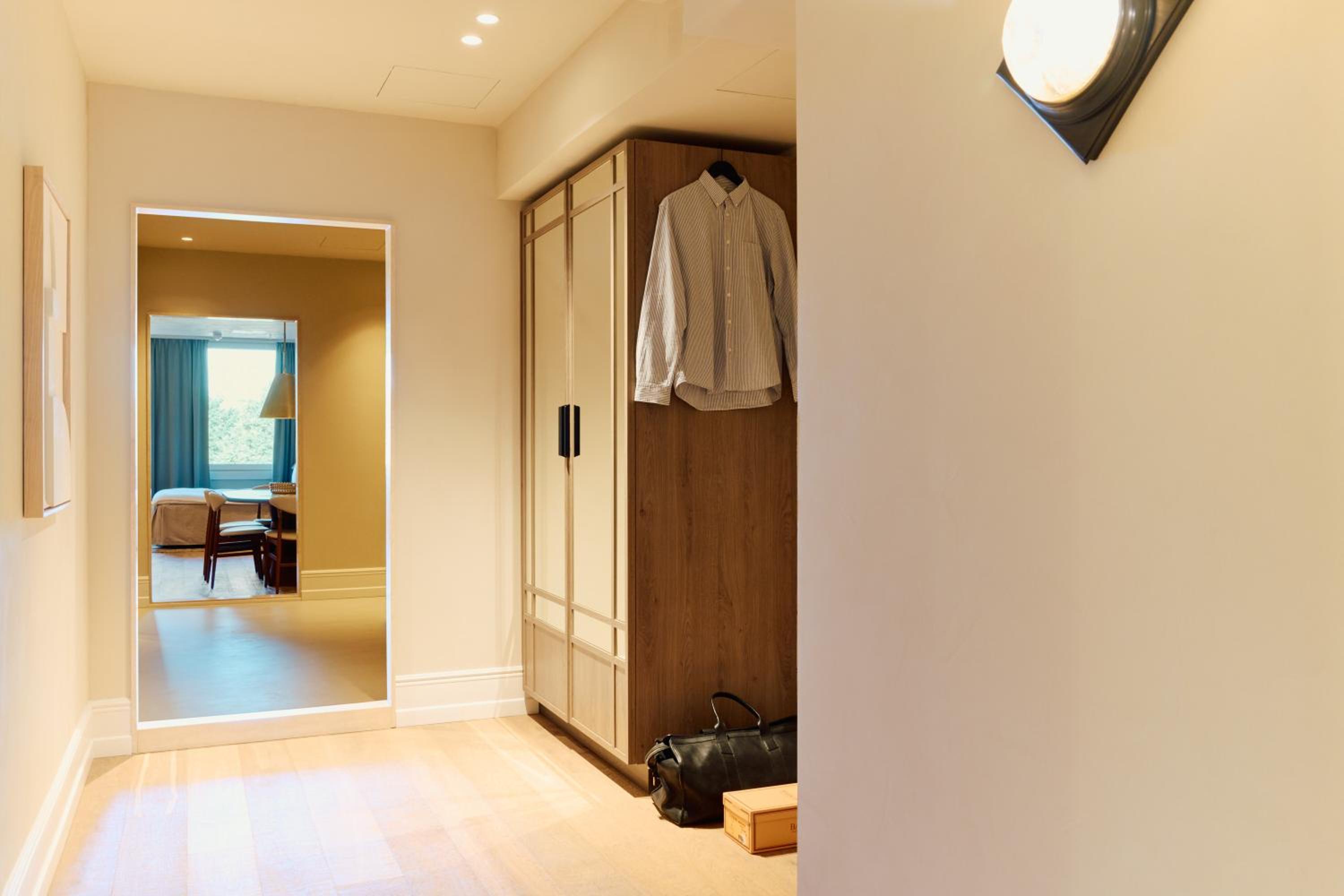Deluxe Suite with Bathtub thumbnail 5